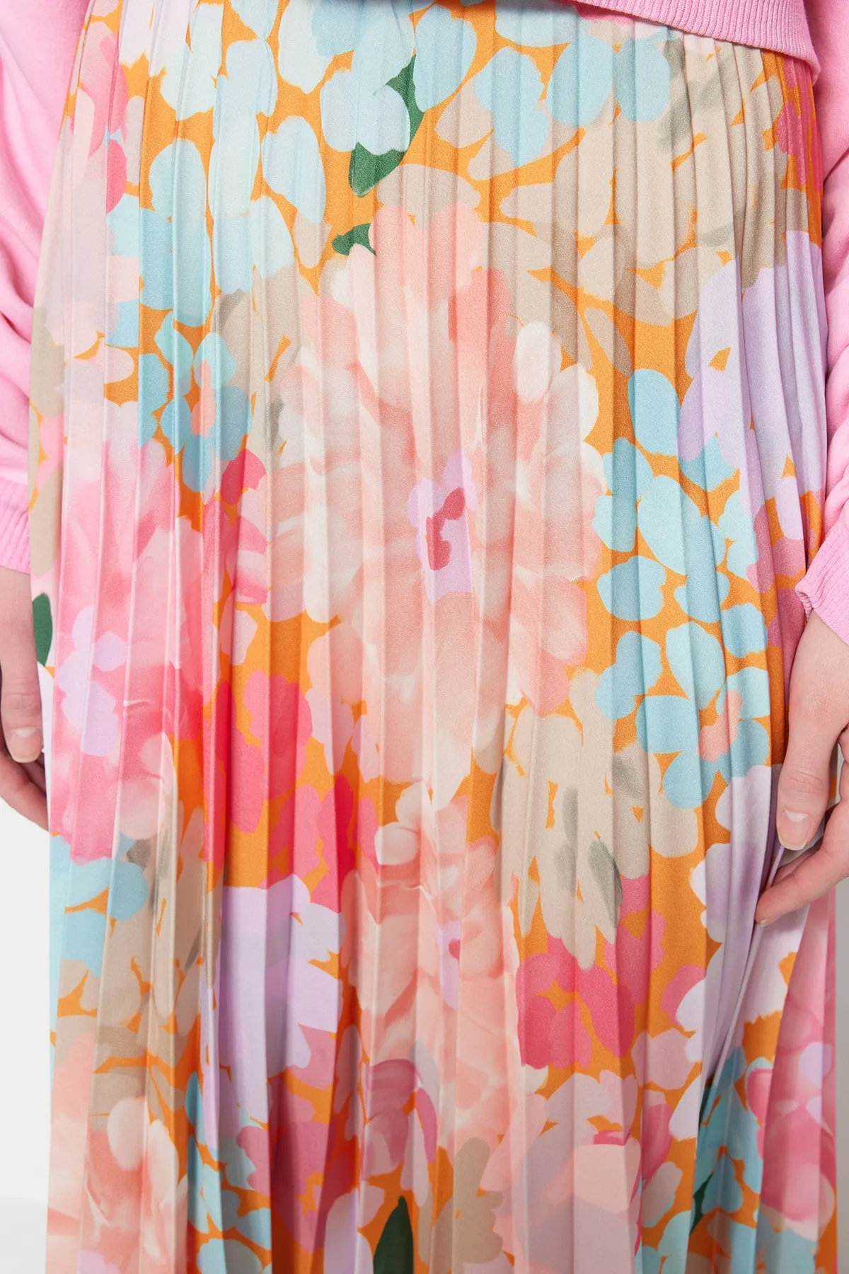 Trendyol Modest  Mehrfarbiger, plissierter Webrock mit Blumenmuster und elastischem Bund TCTSS23EE00018
