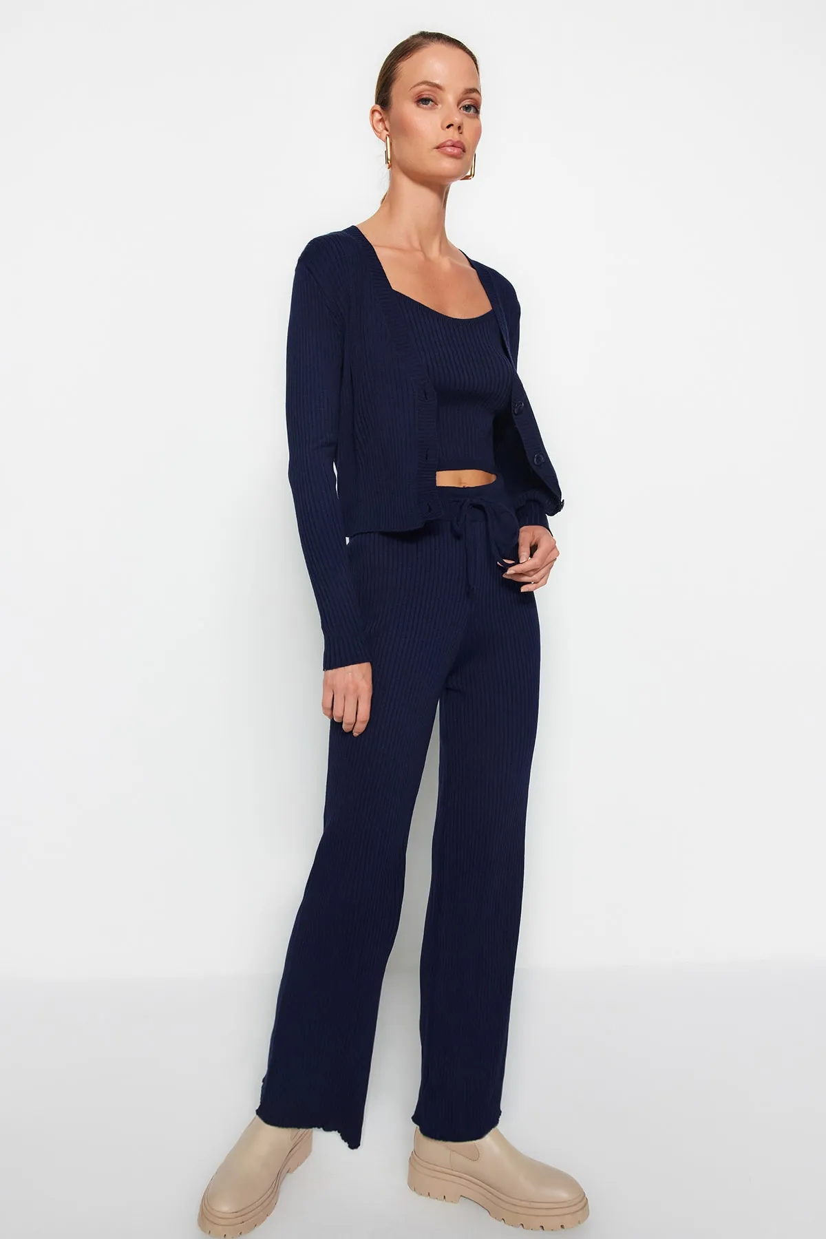 Trendyol Collection  Marineblaues, tailliertes Blusen-, Cardigan- und Hosen-Set aus Strickoberteil und -unterteil TWOAW22AU0006