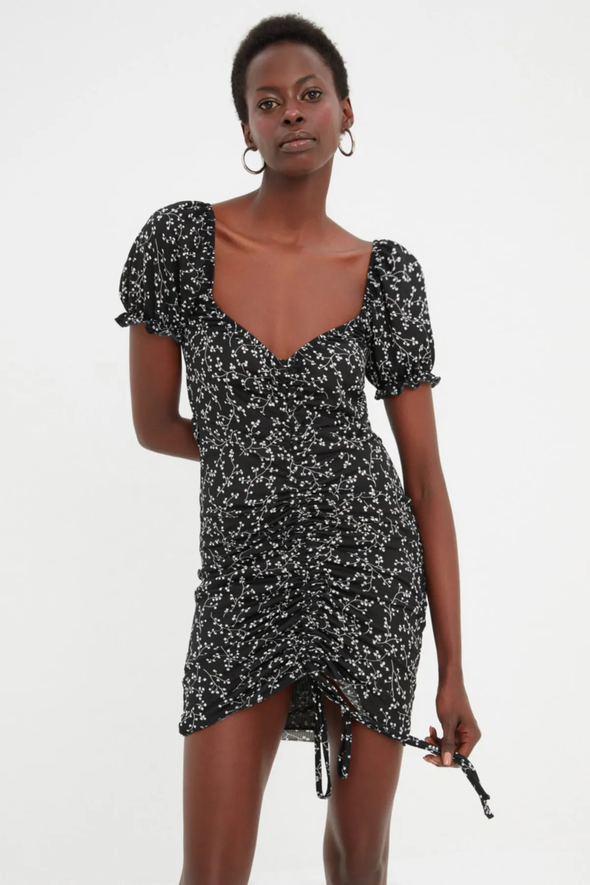 Trendyol Collection  Schwarzes, bedrucktes, gerafftes, geripptes, flexibles Mini-Strickkleid mit herzförmigem Ausschnitt TWOSS22EL00159