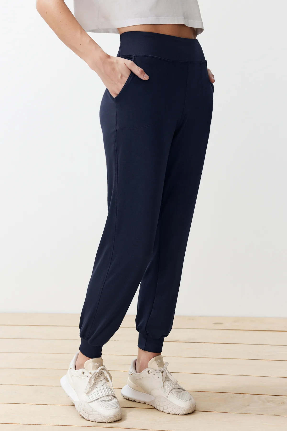 Trendyol Collection  Gestrickte Sport-Jogginghose aus marineblauem Taucher-/Tauchstoffgewebe mit bequemer Passform THMSS24EA00001