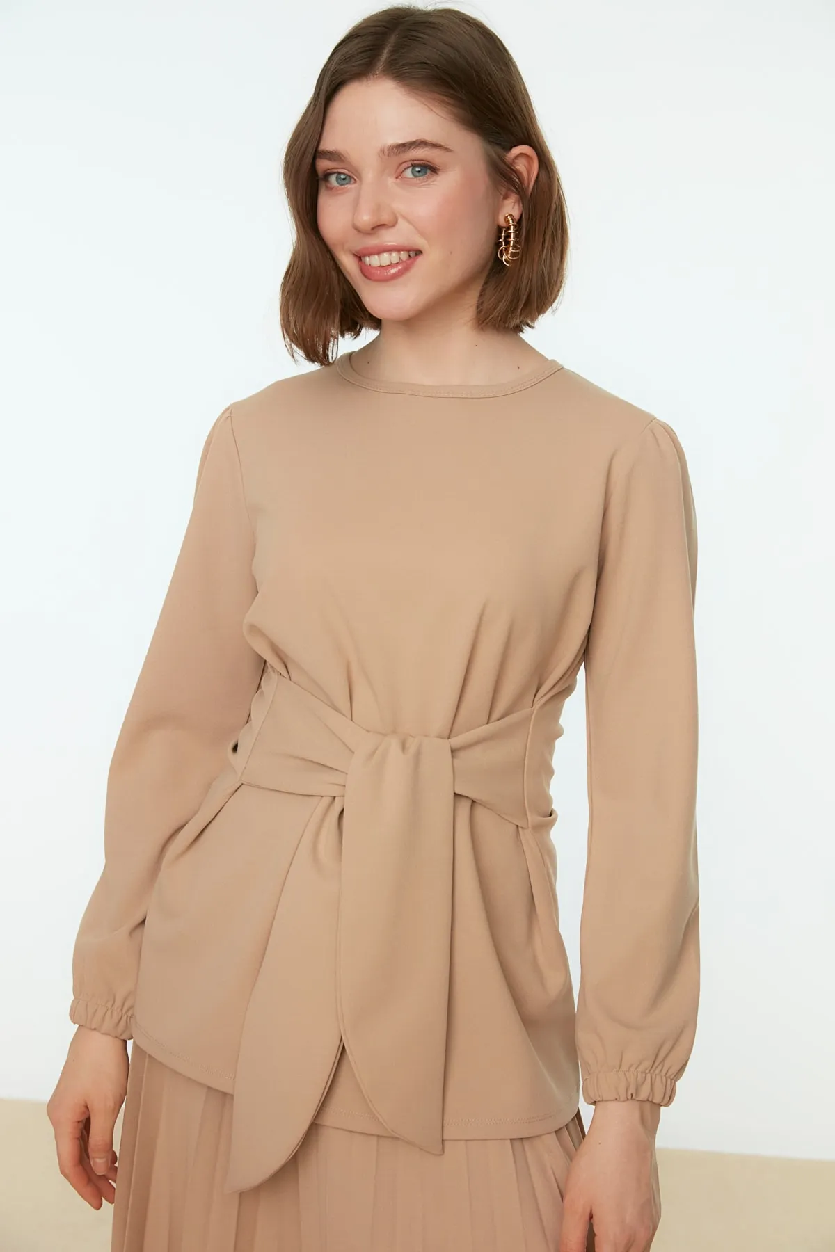 Trendyol Modest  Steinfarbener, vorne gebundener Rock, plissiertes, gewebtes Tunika-Rock-Set TCTSS22US0076