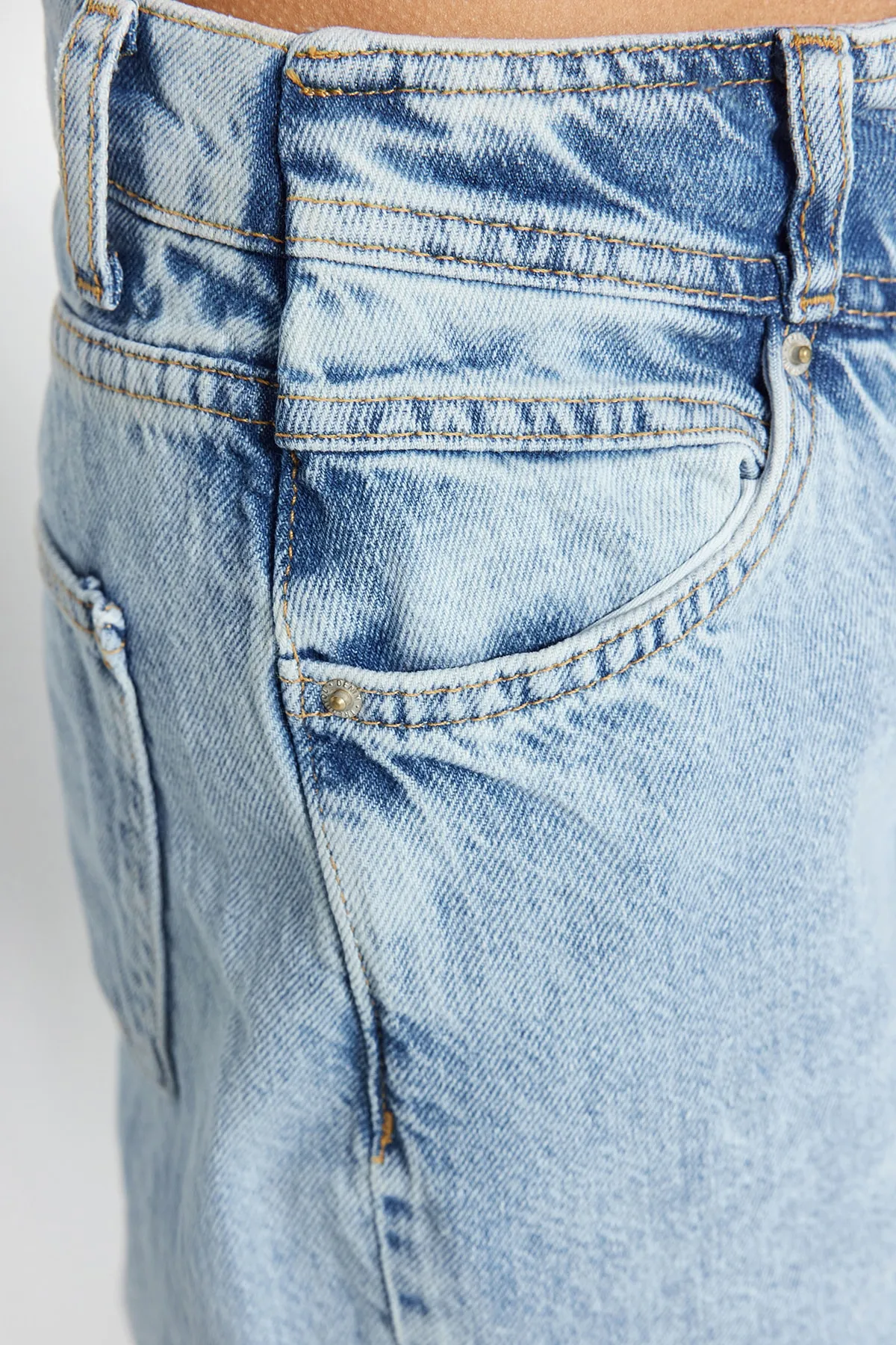 Trendyol Collection  Blaue Jeans mit hoher Taille und weitem Bein und Detail TWOSS21JE0385