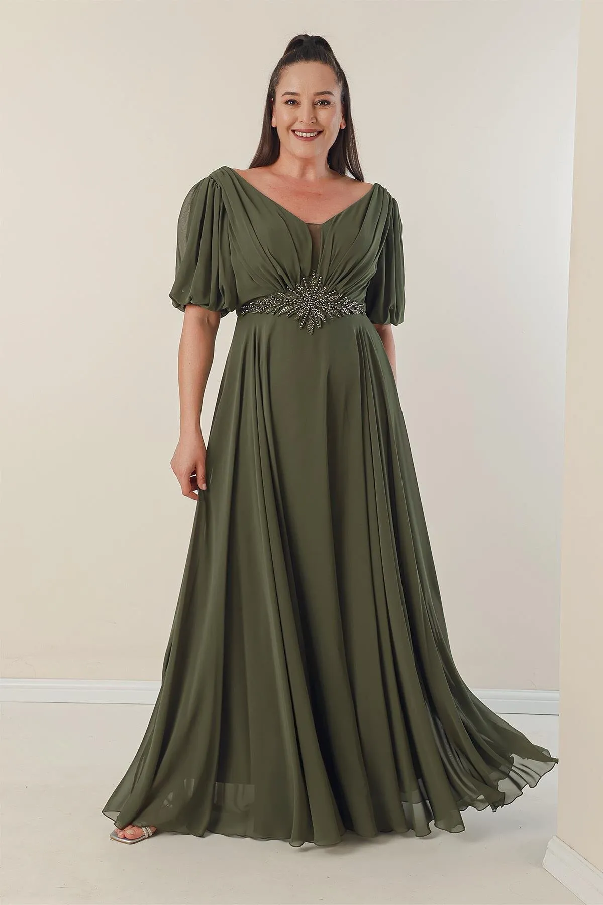 By Saygı  Langes Chiffonkleid in Übergröße mit V-Ausschnitt vorne und hinten, perlenbesetzter Taille, vorne gefüttert