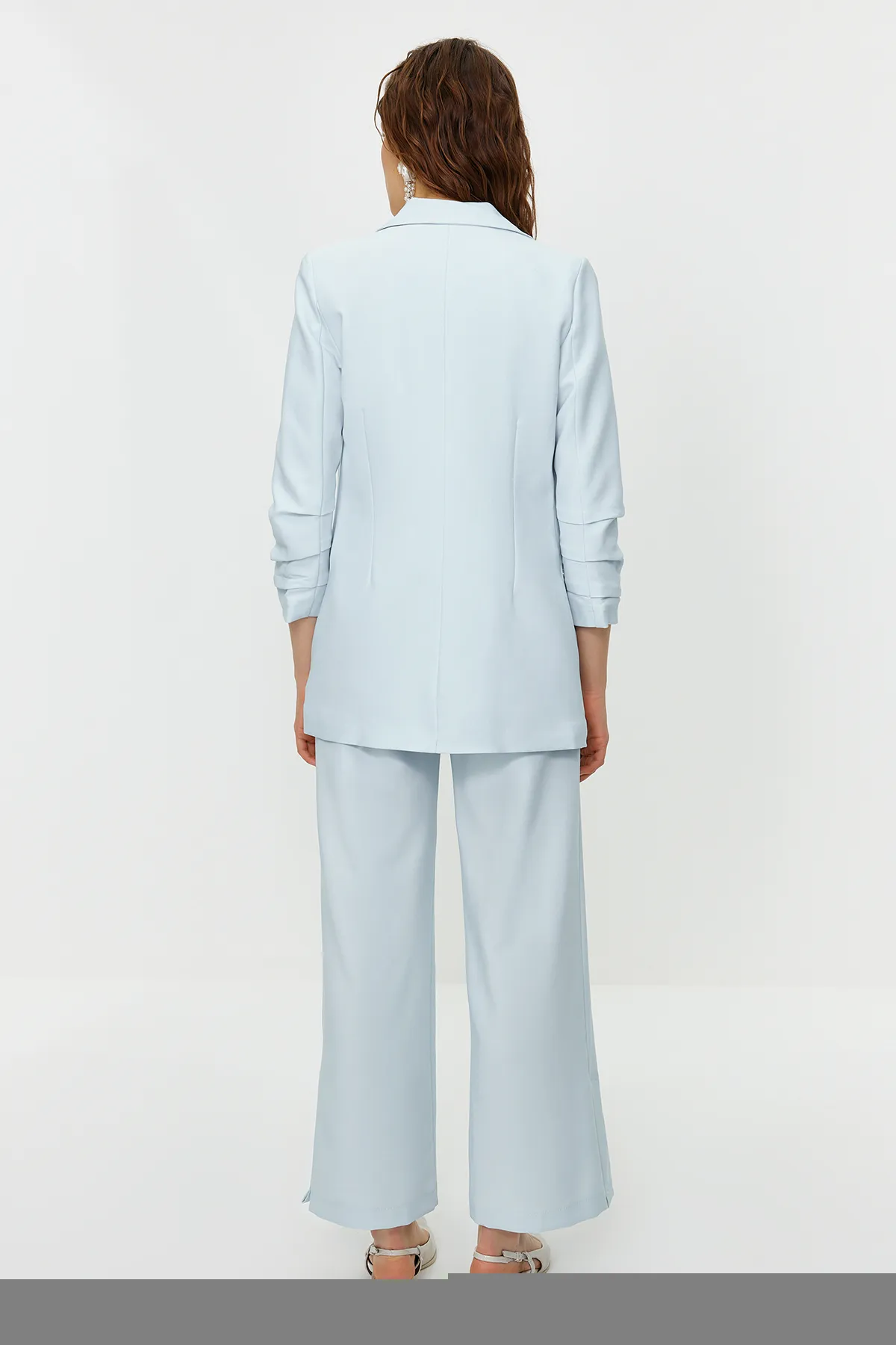 Trendyol Modest  Set aus Jacke und Hose aus Krepp mit blauen Perlen und gewebtem Unterteil und Oberteil TCTSS24US00011