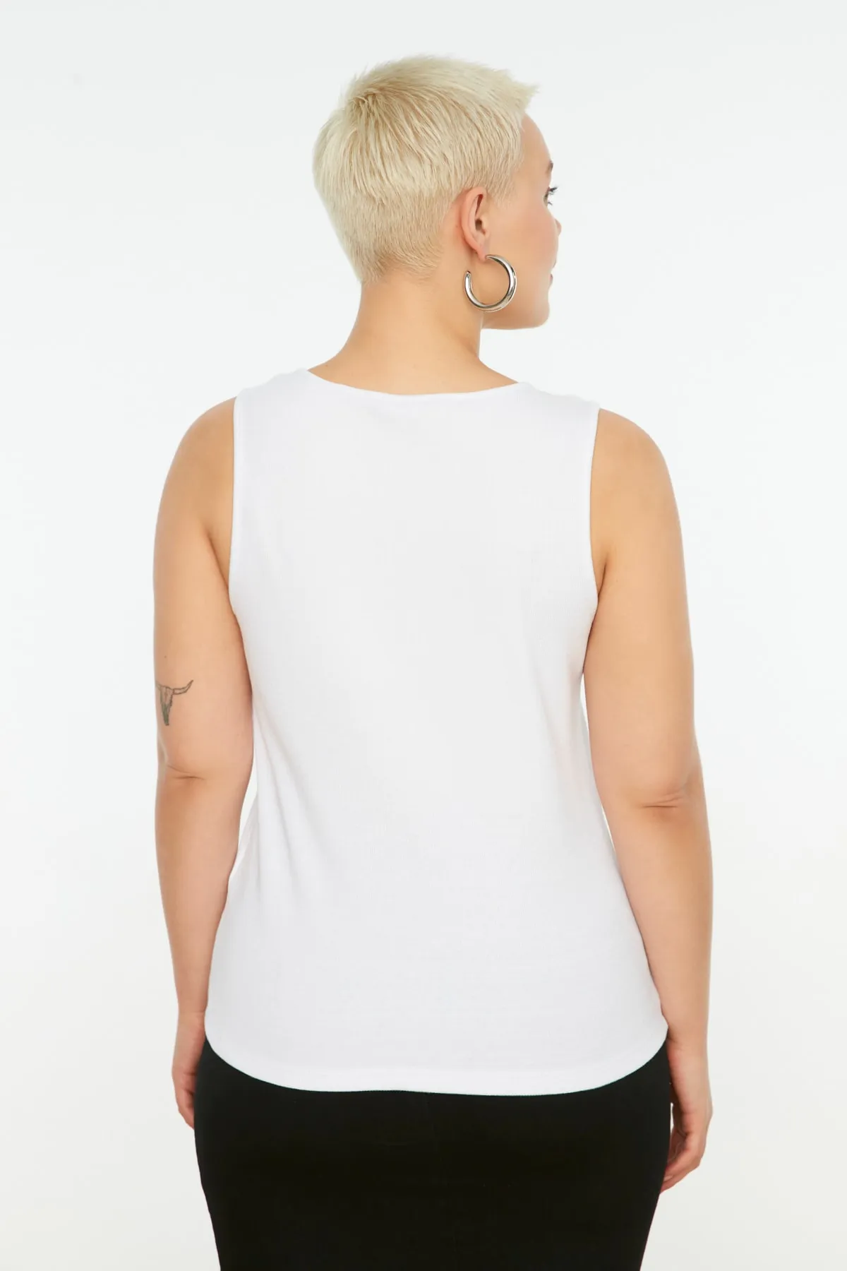 Trendyol Curve  Schwarz-weißes, schnurgebundenes Basic-Tanktop mit quadratischem Kragen im 2er-Pack TBBSS22AL0024