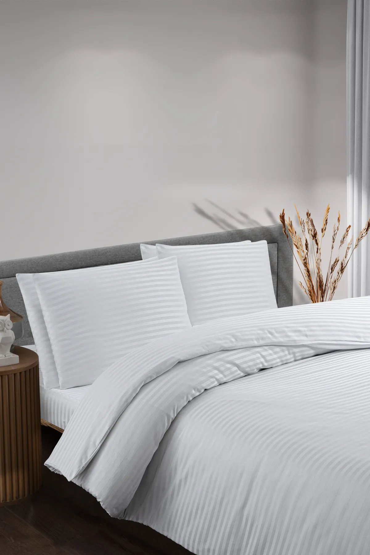 Soft Colours  Gestreiftes Doppel-Bettbezug-Set aus Baumwollsatin mit Spannbettlaken. Hotel-Bettbezug