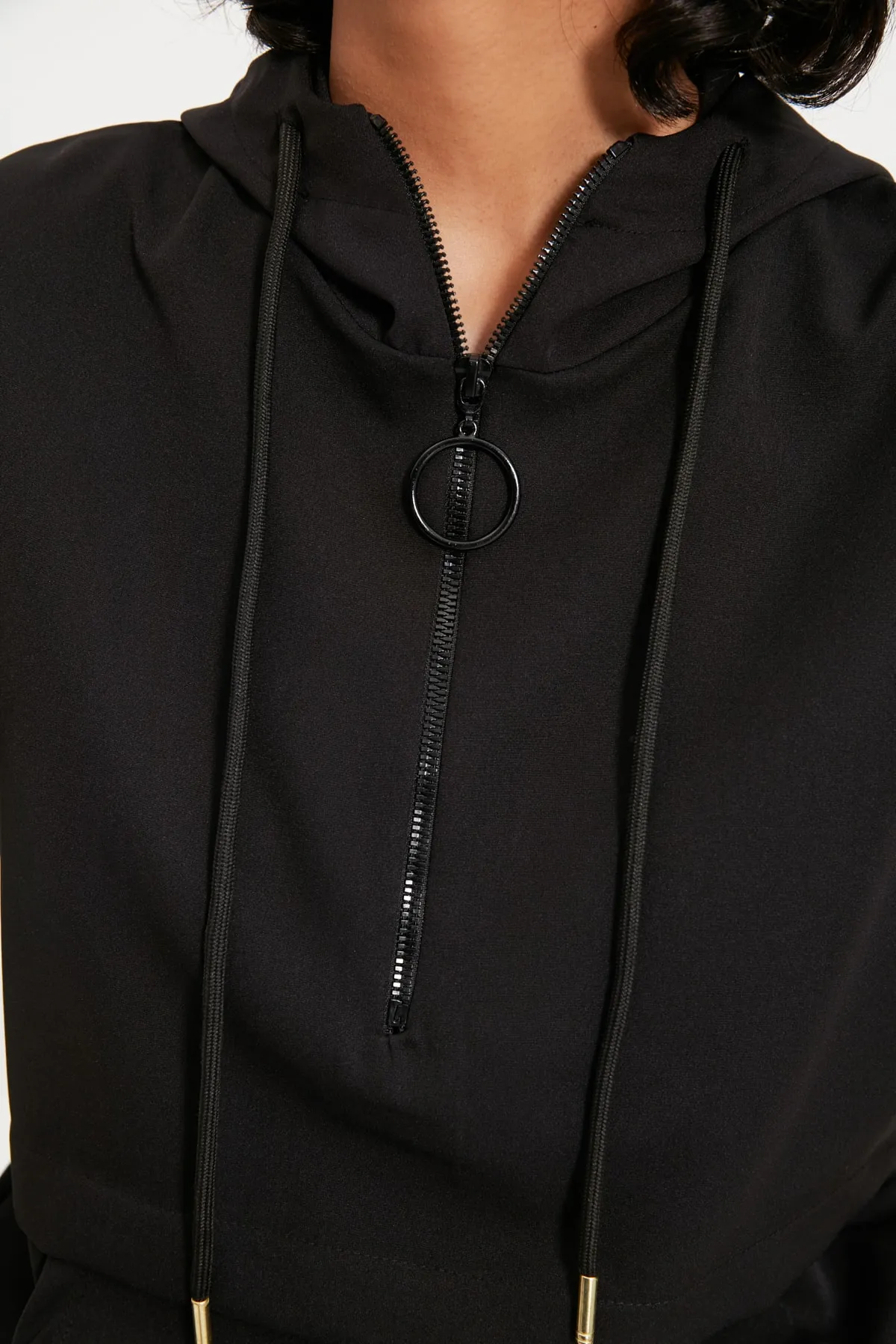 Trendyol Collection  Schwarzes Set aus gewebtem Ober- und Unterteil mit Kapuze TWOAW22AU0111