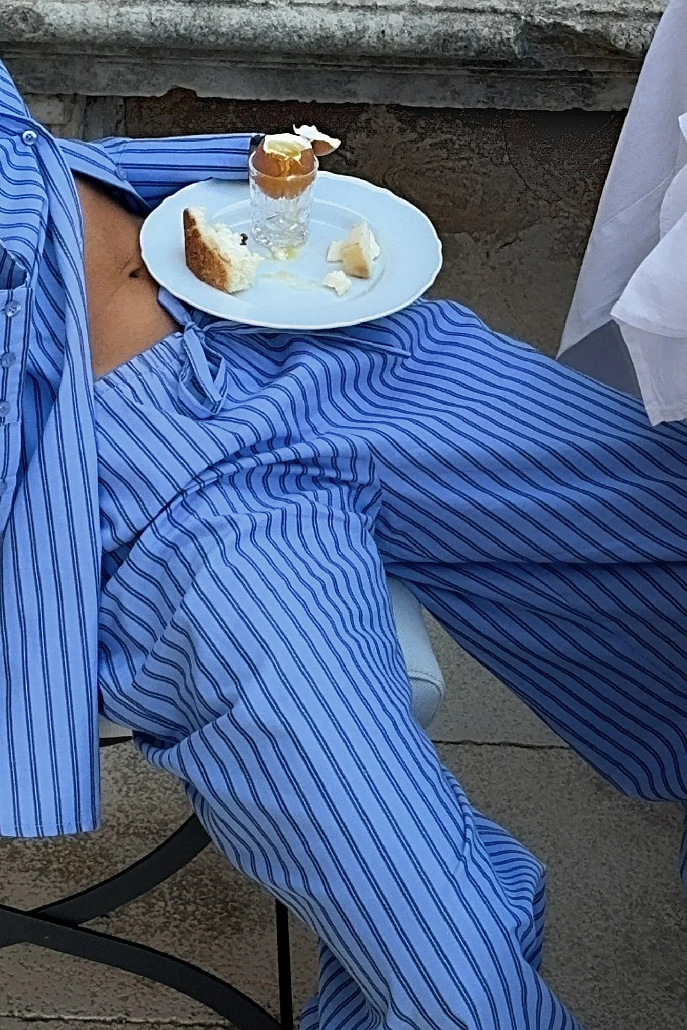 Gestreifte elastische Hose mit halbhoher Taille