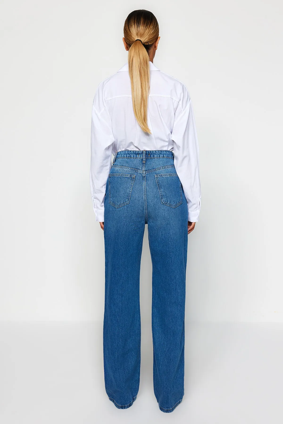 Trendyol Collection  Blaue Jeans mit hoher Taille und weitem Bein und Detail TWOSS22JE0675