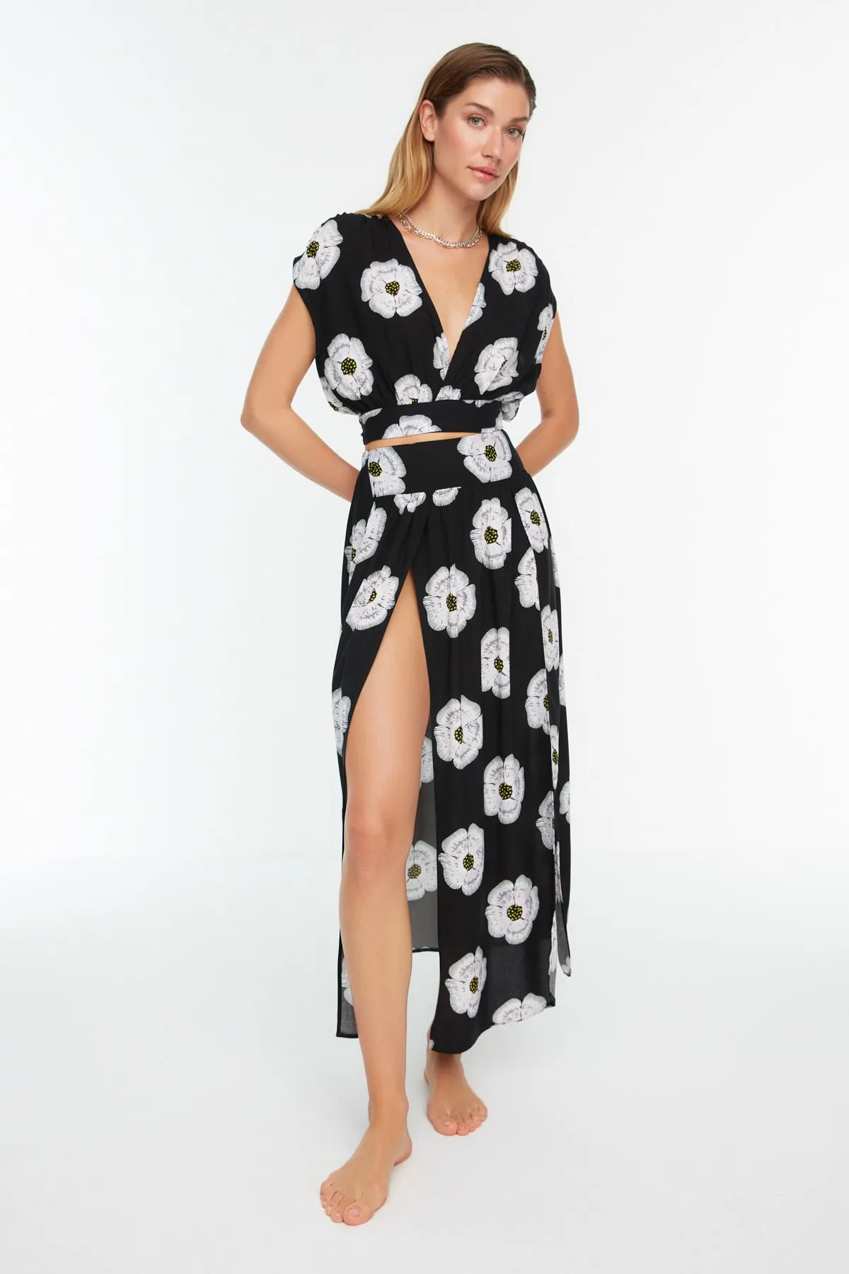 Trendyol Collection  Set aus Oberteil und Unterteil mit floralem Muster und Schlitz TBESS22AU0103