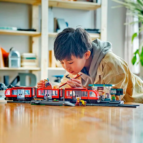 LEGO City 60423 Kaupungin raitiovaunu ja asema