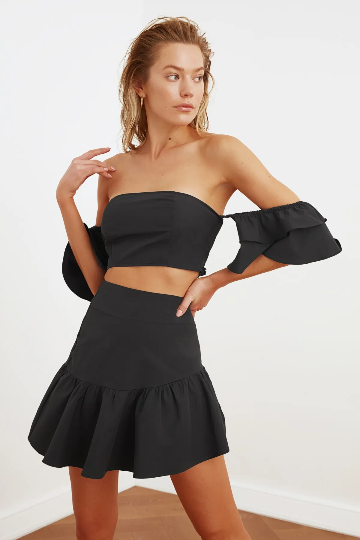Trendyol Collection  Schwarzes Set aus Strandoberteil und -unterteil aus Popeline mit Carmenkragen und Volant TBESS20AU0071