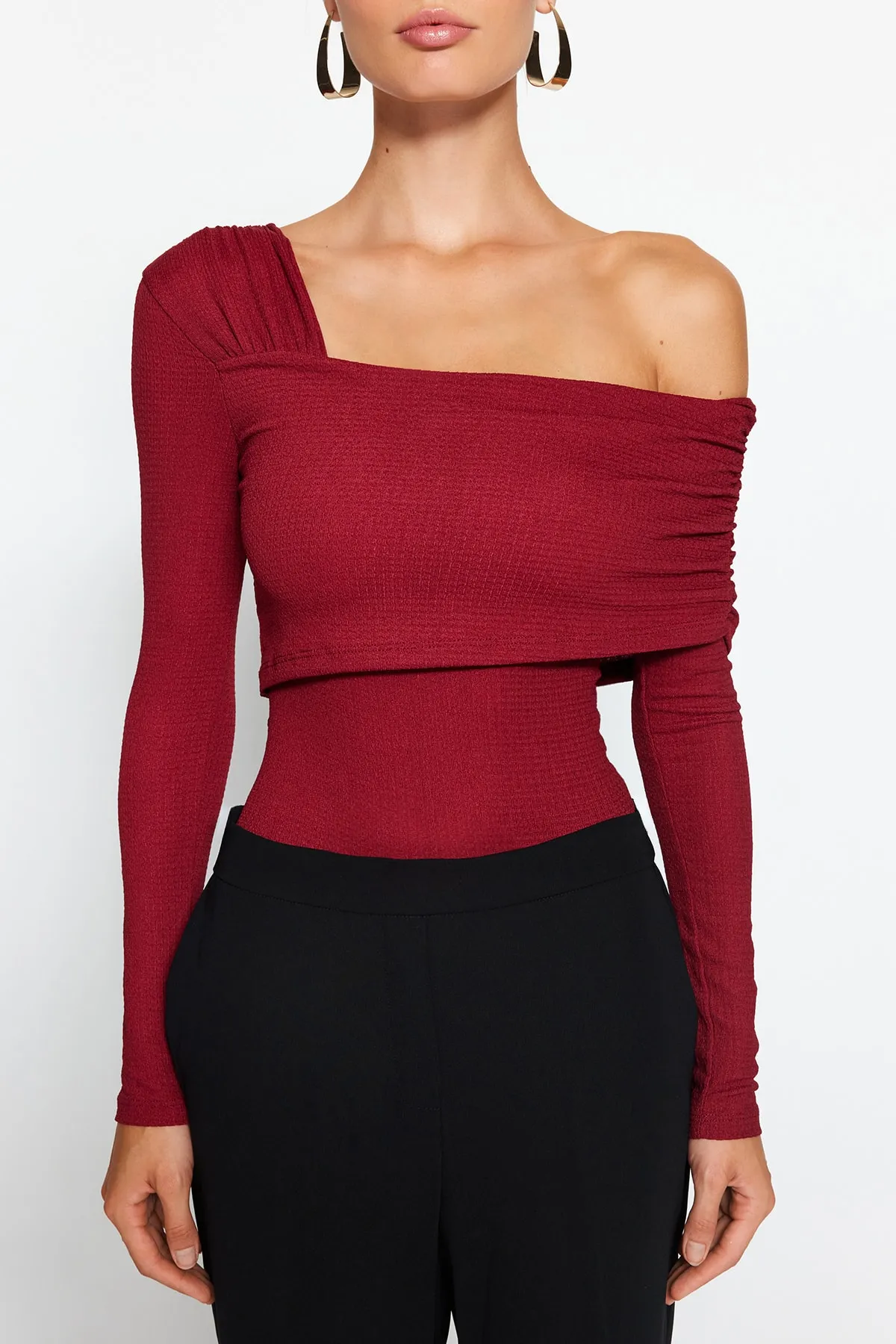 Trendyol Collection  Weinroter asymmetrischer Kragen, detailliert drapiert, tailliert/körperbetont, Wickel-/strukturierter Strickbody TWOAW23BD00043