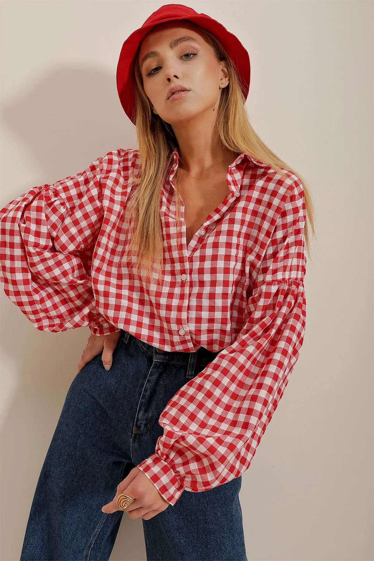 Trend Alaçatı Stili  Damen Oversize Viskose-Hemd mit rotem Nagelpolka-Muster und Ballonärmeln ALC-X6656
