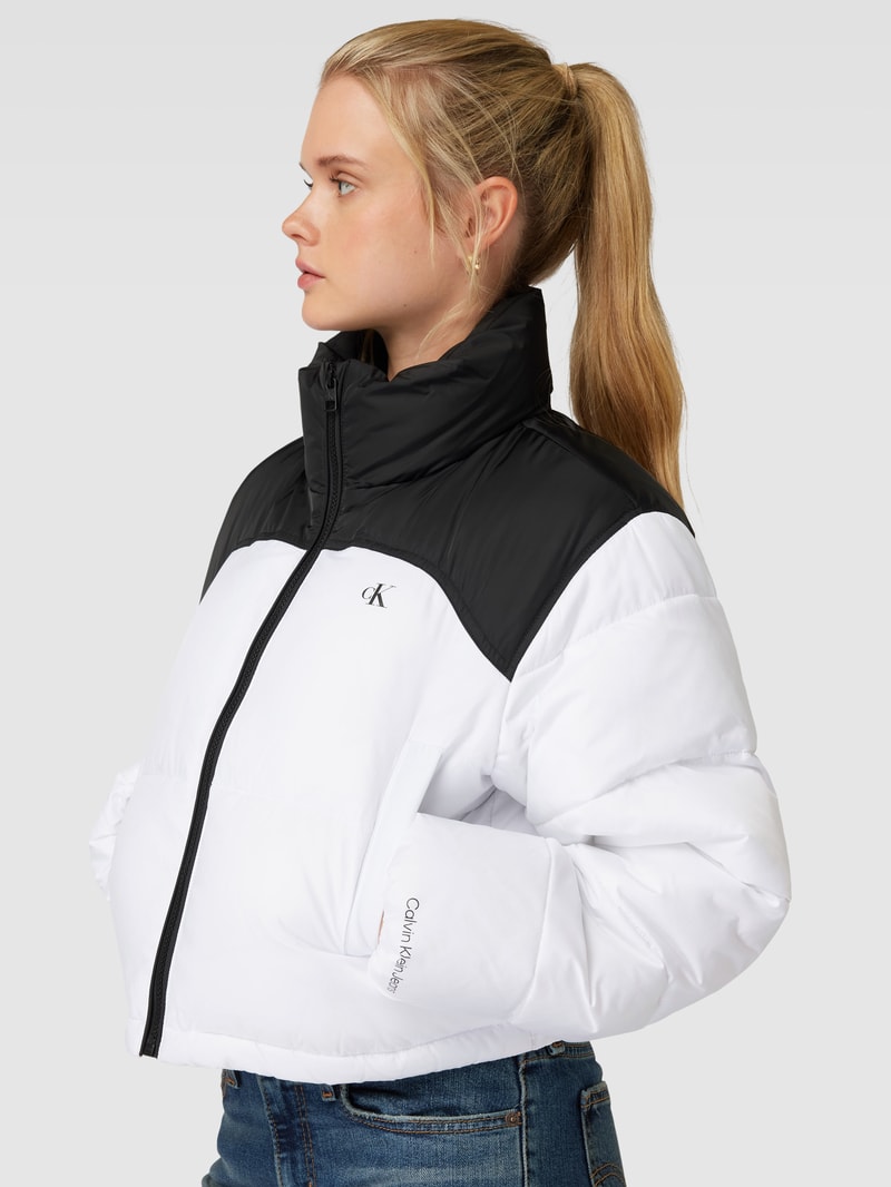 Cropped Steppjacke mit Label-Detail in weiss