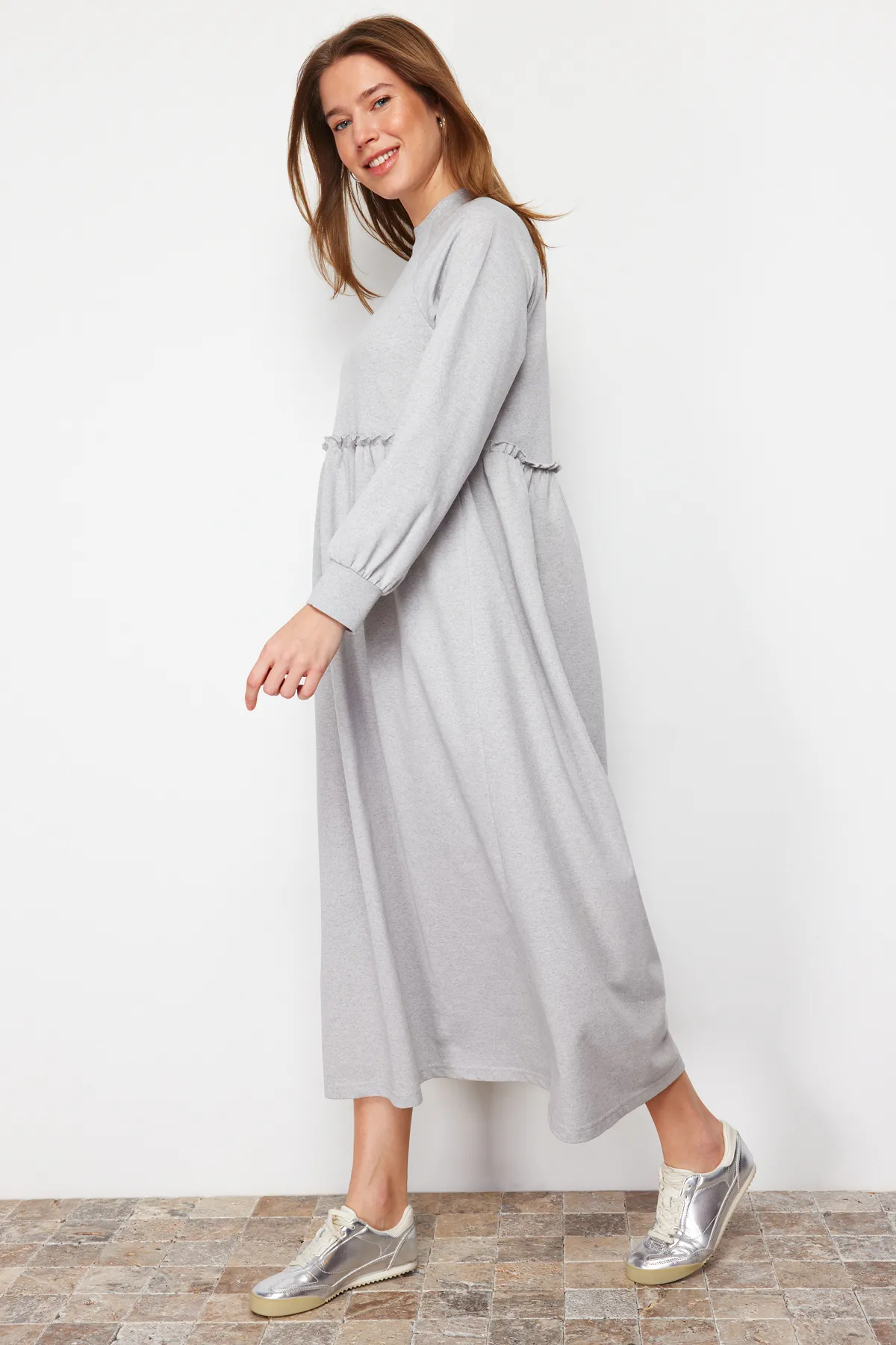Trendyol Modest  Graues Strickkleid mit Cut-Outs TCTSS23EB00307