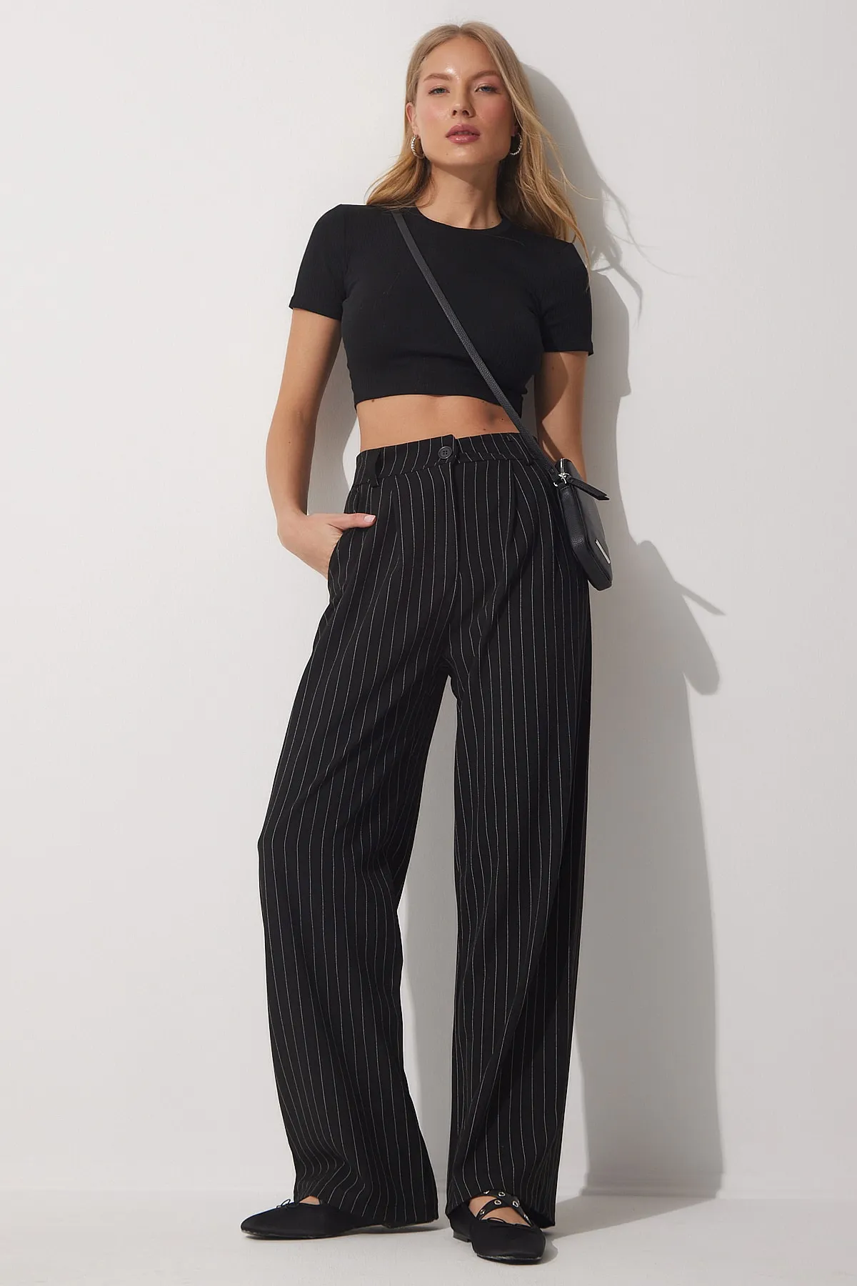 Happiness İstanbul  Schwarze, dünn gestreifte Darts-Hose mit weitem Bein für Damen HF00416