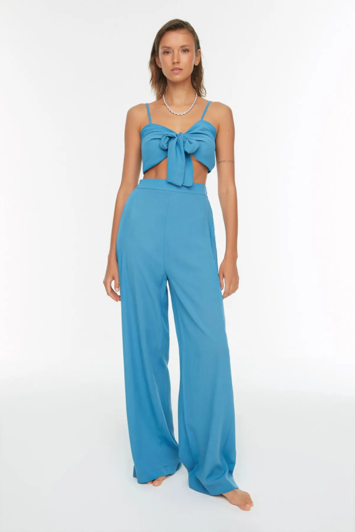 Trendyol Collection  Indigo gewebtes Blusen- und Hosen-Set zum Binden TBESS22AU0108
