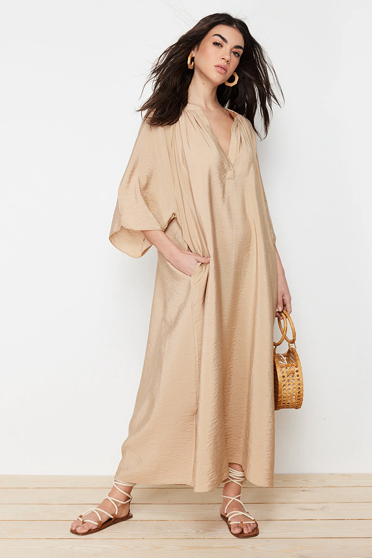 Trendyol Modest  Kamelfarbenes Aerobin-Kimono- und Kaftan-Kleid mit V-Ausschnitt und halblangen Ärmeln TCTSS24KK00002