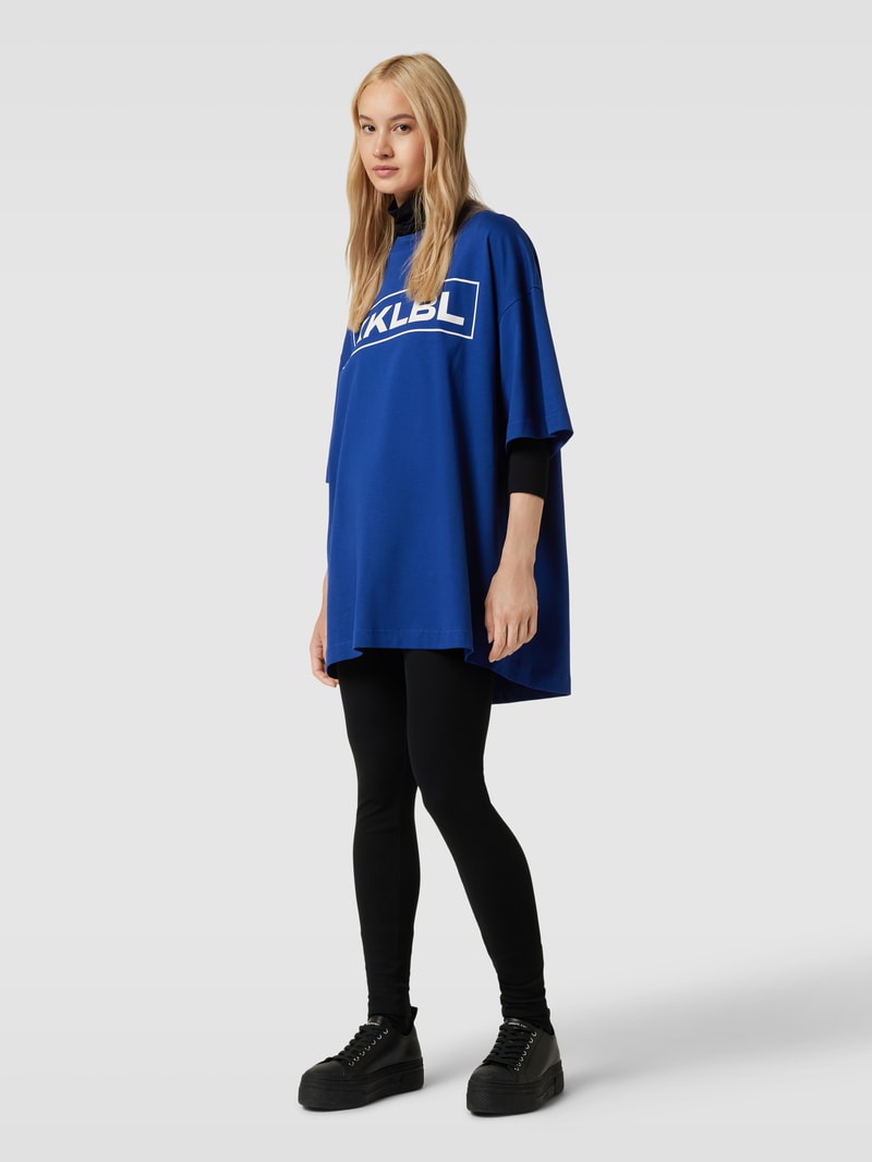 Oversized T-Shirt mit Rundhalsausschnitt in royalblau