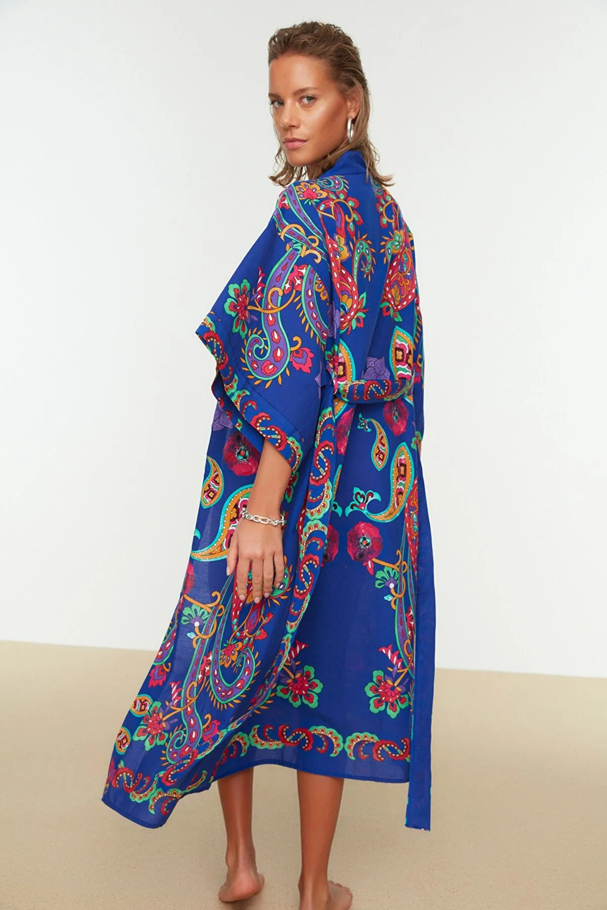 Trendyol Collection  Ethnisch gemusterter Midi-Kimono und Kaftan aus 100 % Baumwolle mit Gürtel TBESS22KM0023