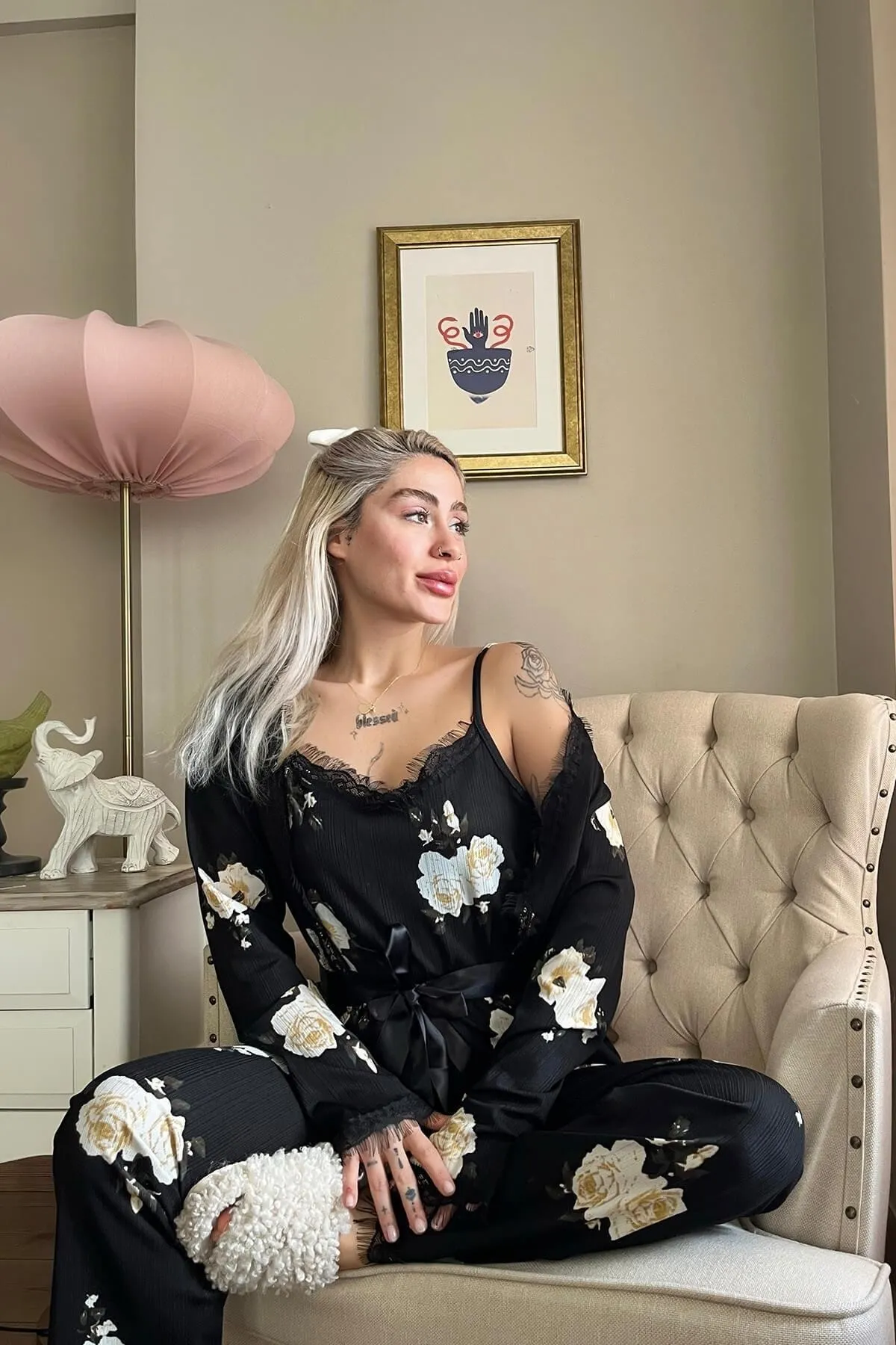 Pijamaevi  Pegasus-Pyjama-Set mit cremefarbenem, floral gemustertem Morgenmantel