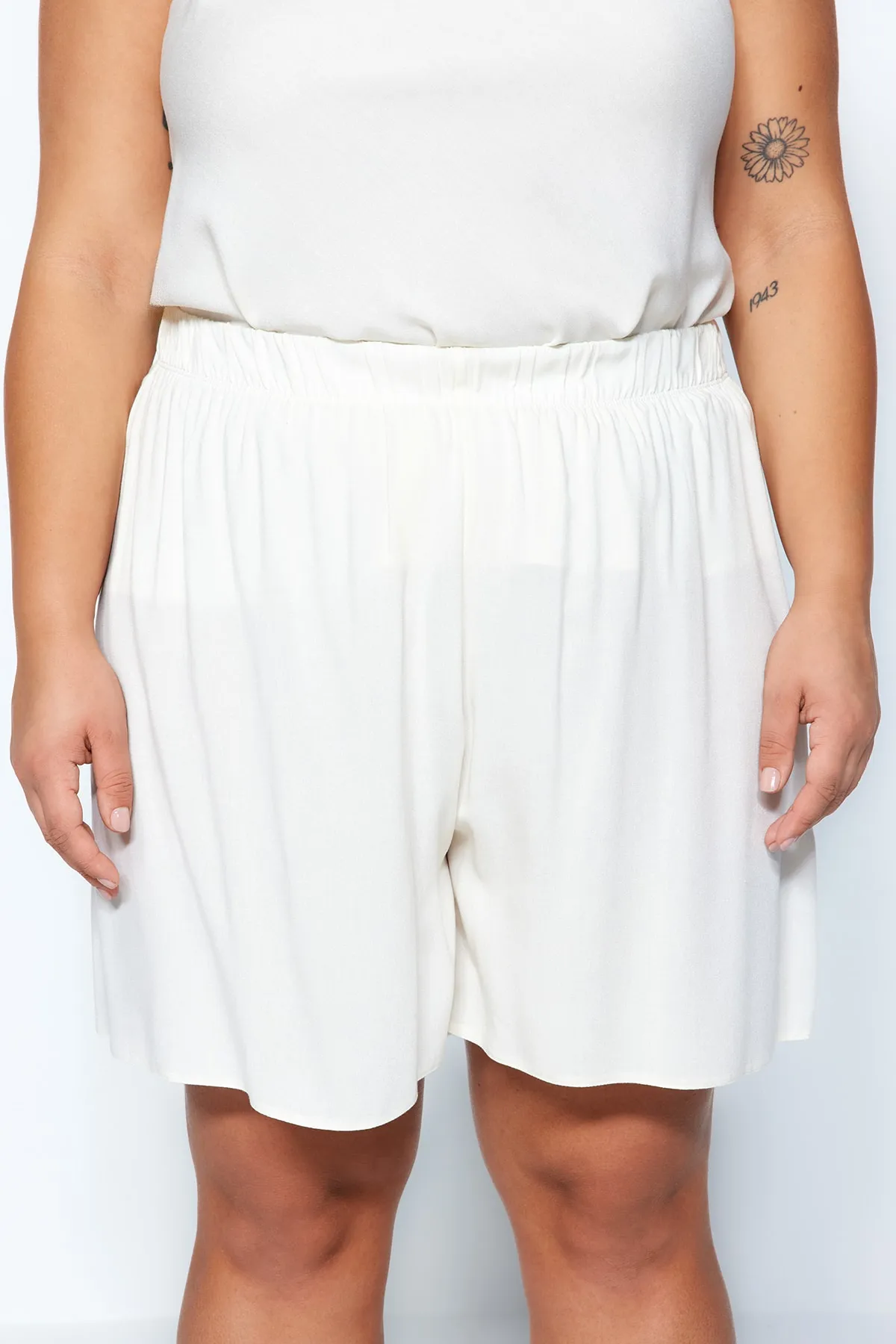 Trendyol Curve  Ecrufarbenes Pyjama-Set aus gewebter Viskose mit Trägern TBBSS23AI00021