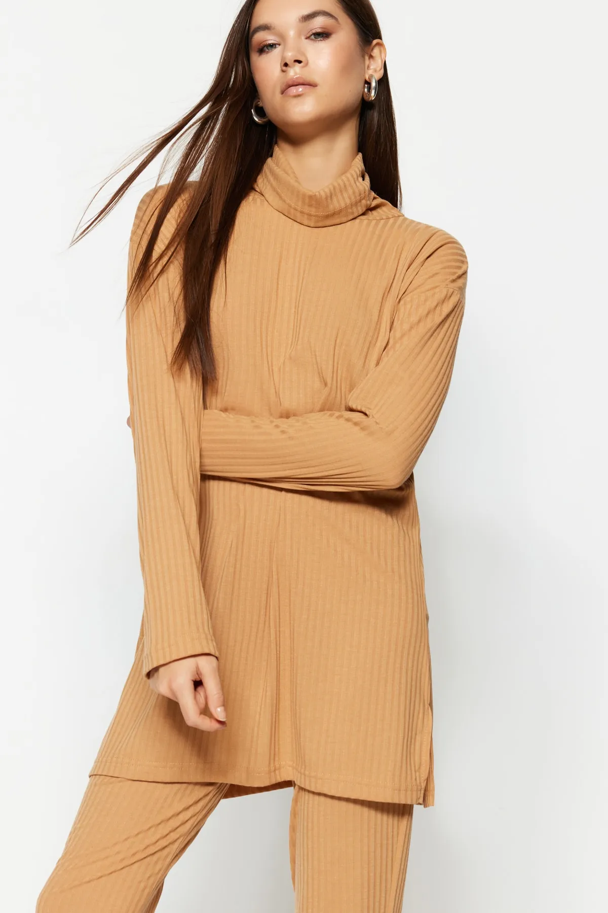 Trendyol Modest  Kamelfarbenes Strickset aus Tunika und Hose mit Rollkragen TCTAW23US00126