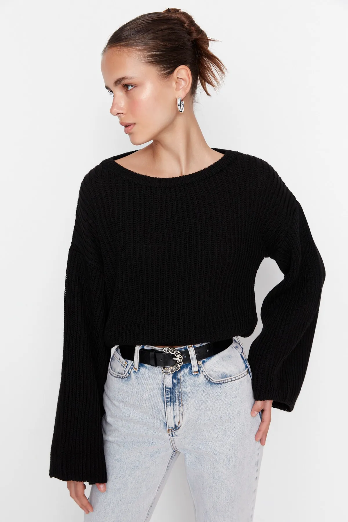 Trendyol Collection  Schwarzer Strickpullover mit kurzem Schnitt und spanischen Ärmeln