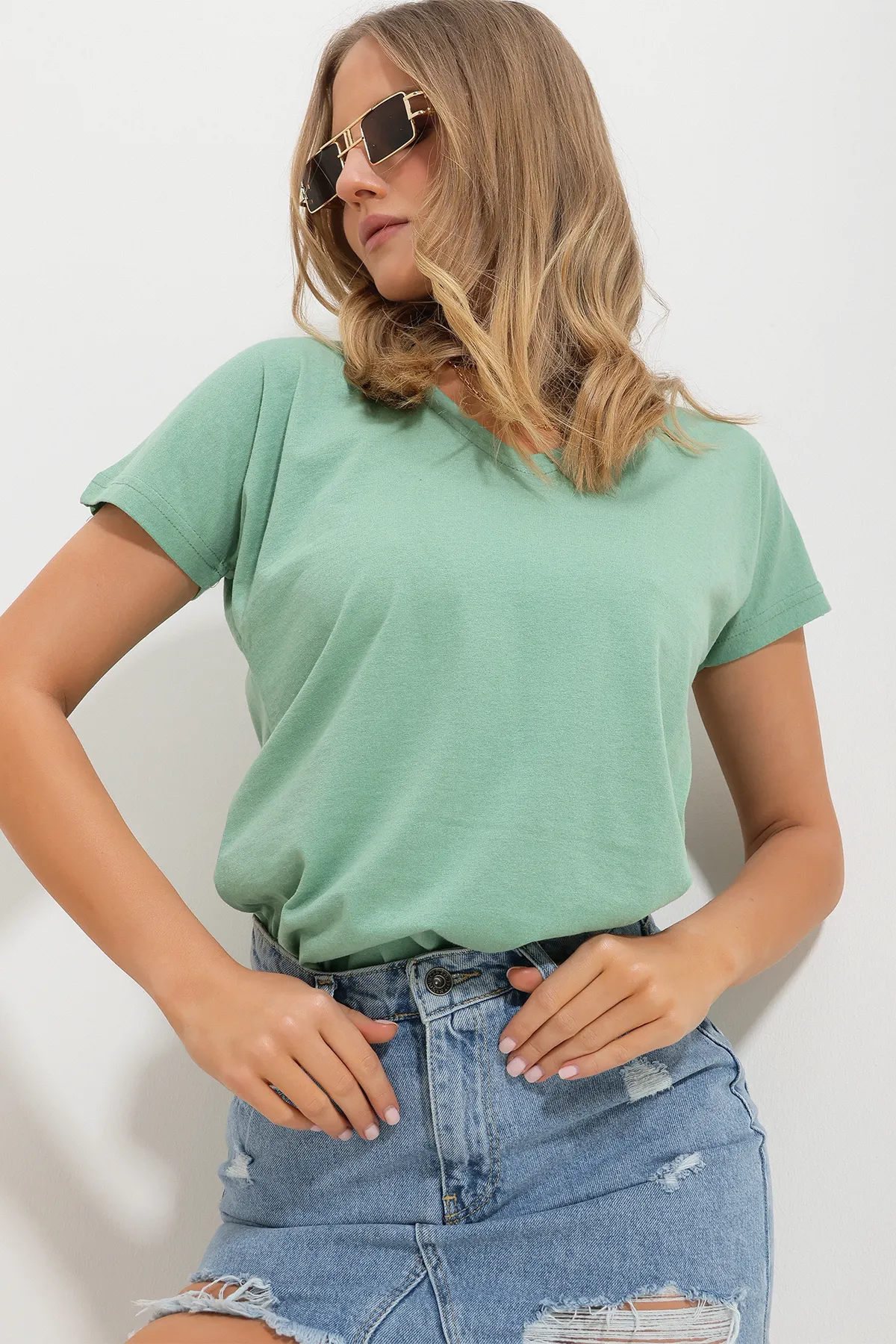 Trend Alaçatı Stili  Grünes Basic-T-Shirt mit V-Ausschnitt für Damen ALC-1045-A
