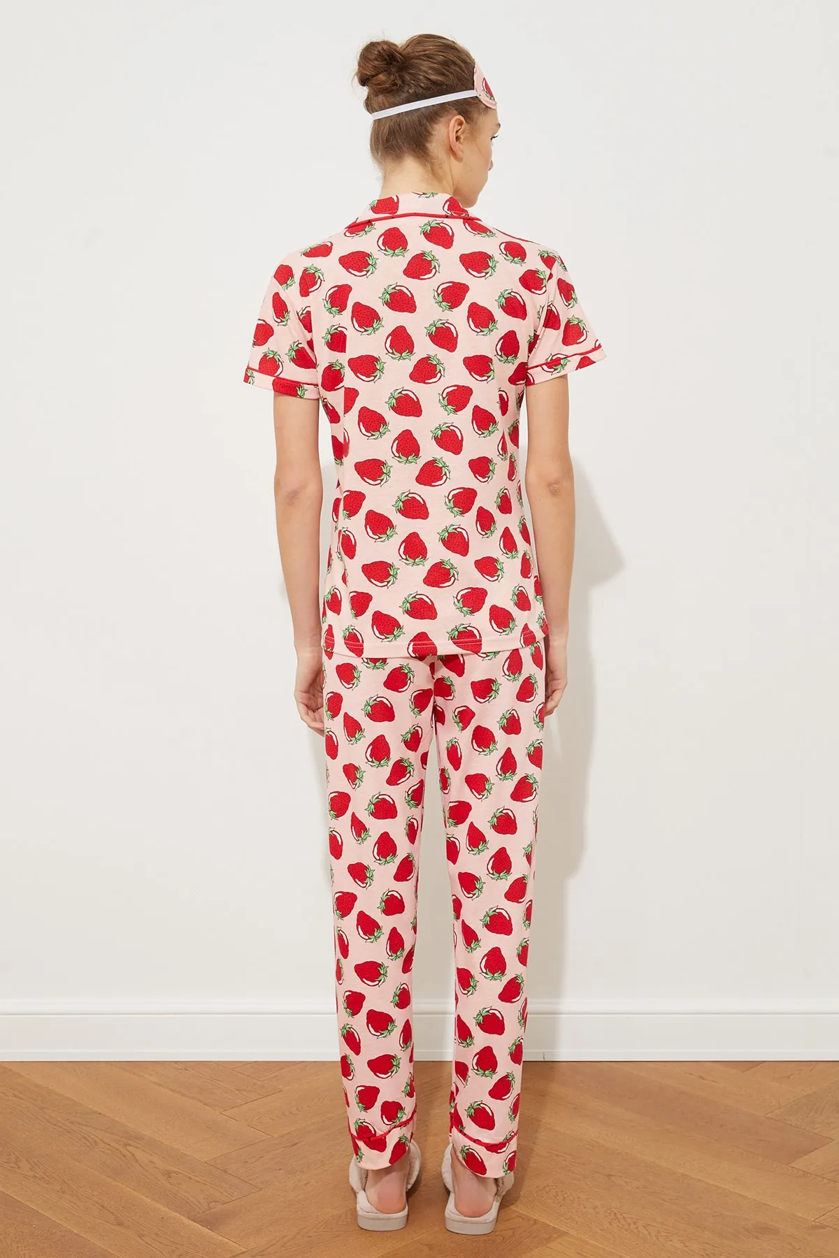 Trendyol Collection  Rosafarbenes Pyjama-Set aus Strick mit Erdbeermuster und Paspelierung THMSS21PT0784