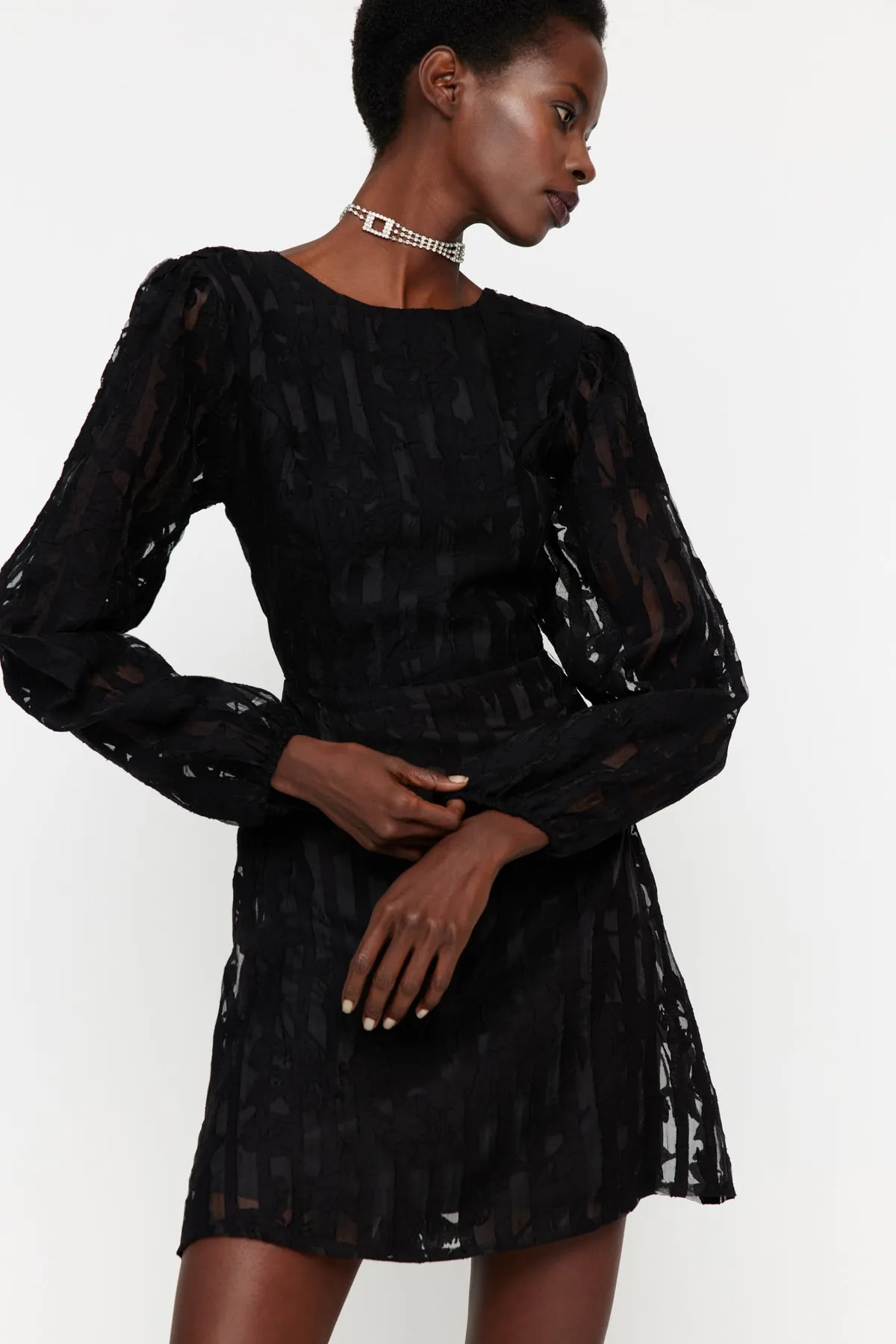 Trendyol Collection  Schwarzes elegantes Abendkleid mit offener Taille/Skater-gefütterter Spitze TPRSS23EL00039