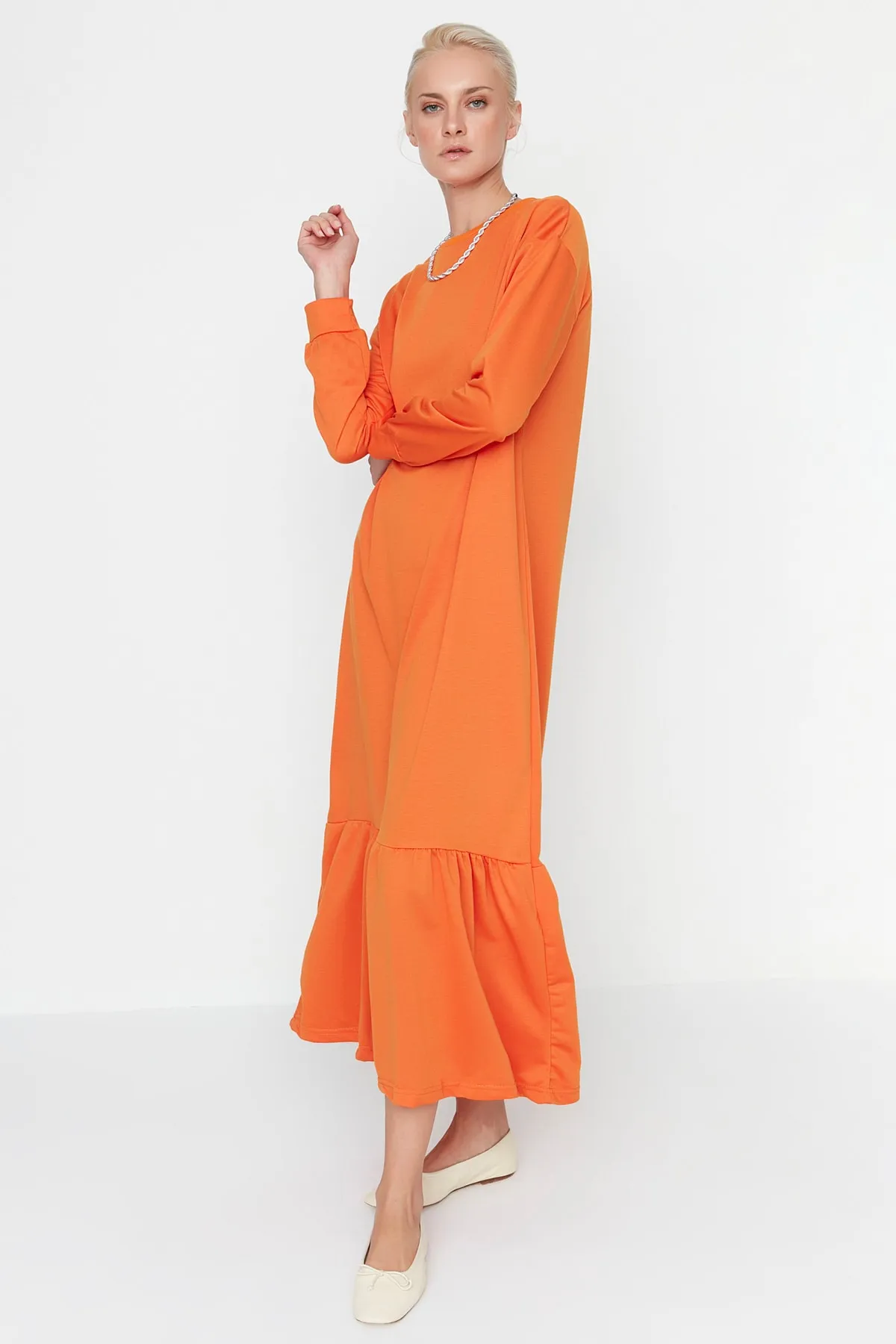 Trendyol Modest  Orangefarbenes Strickkleid mit Rundhalsausschnitt und Raffung TCTSS22EL00000