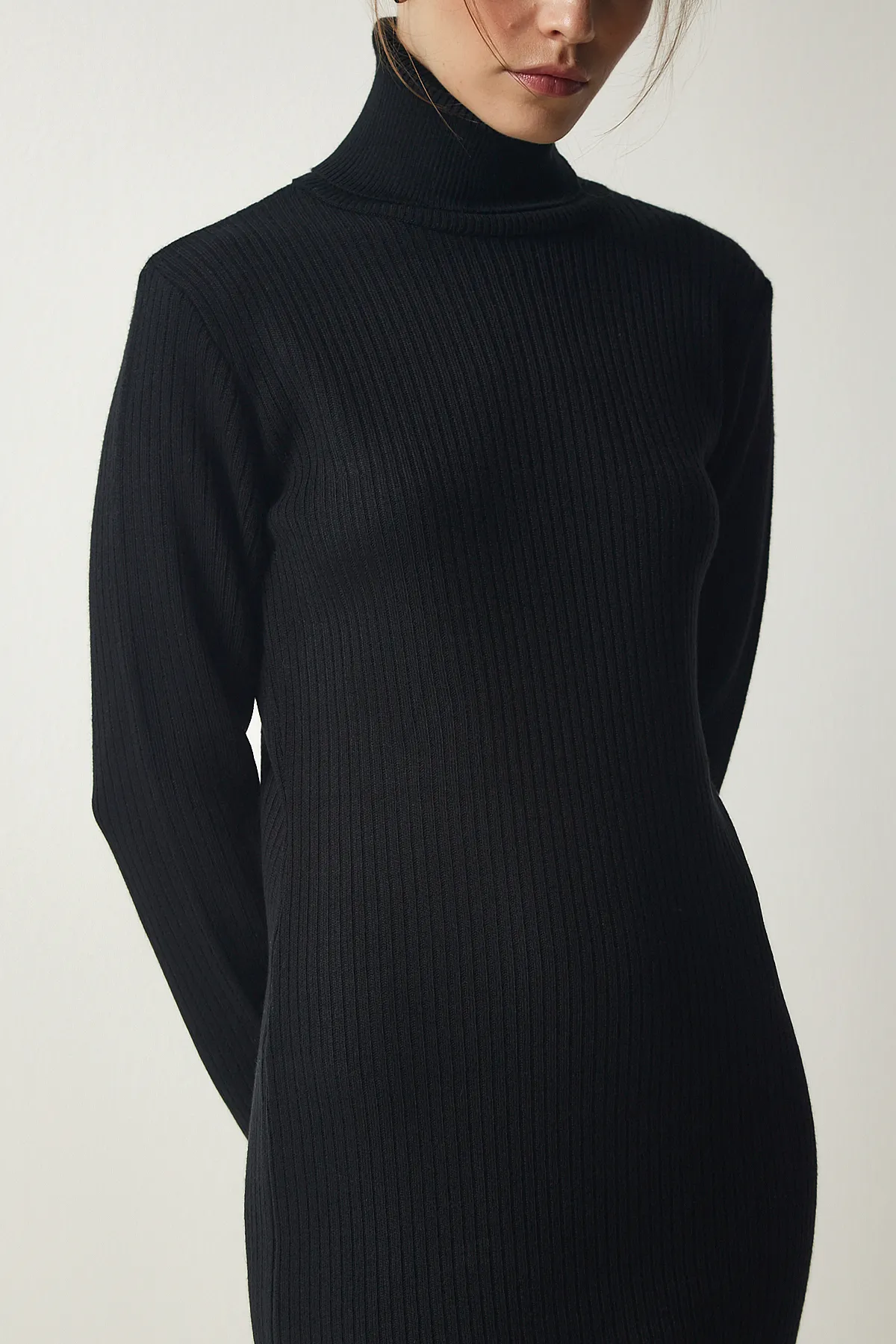 Happiness İstanbul  Schwarzes Strickkleid mit Rollkragen und Schlitz für Damen PF00038