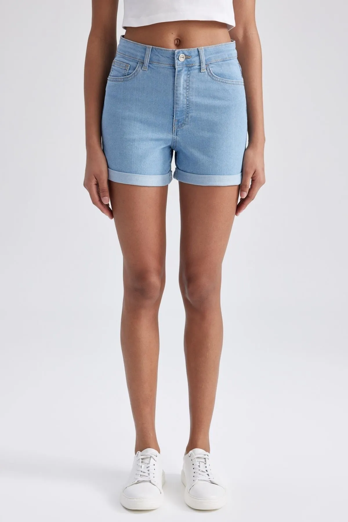 DeFacto  Jeans-Shorts mit normaler Taille und umgeschlagenem Bein A1959ax23sm