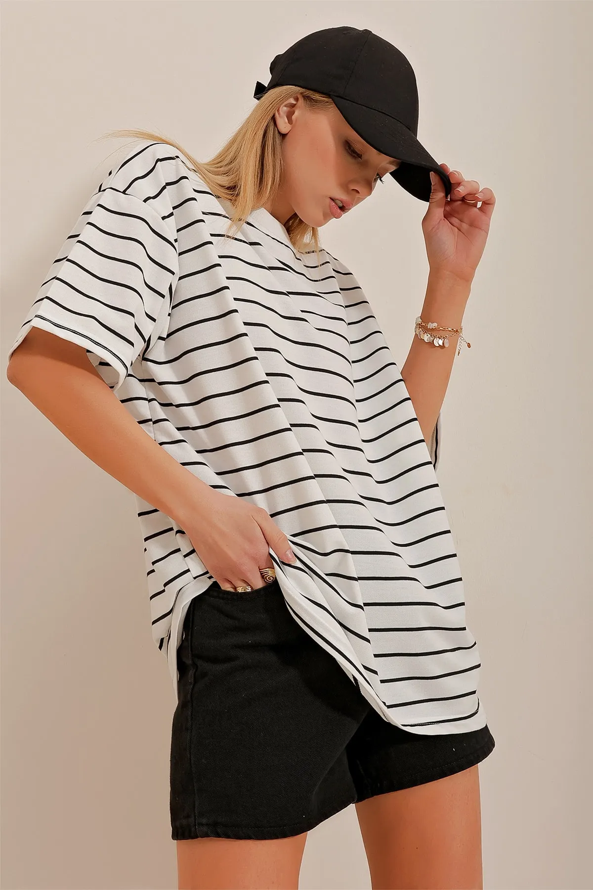 Trend Alaçatı Stili  Gestreiftes Oversize-T-Shirt für Damen in Weiß mit Rundhalsausschnitt ALC-X10388