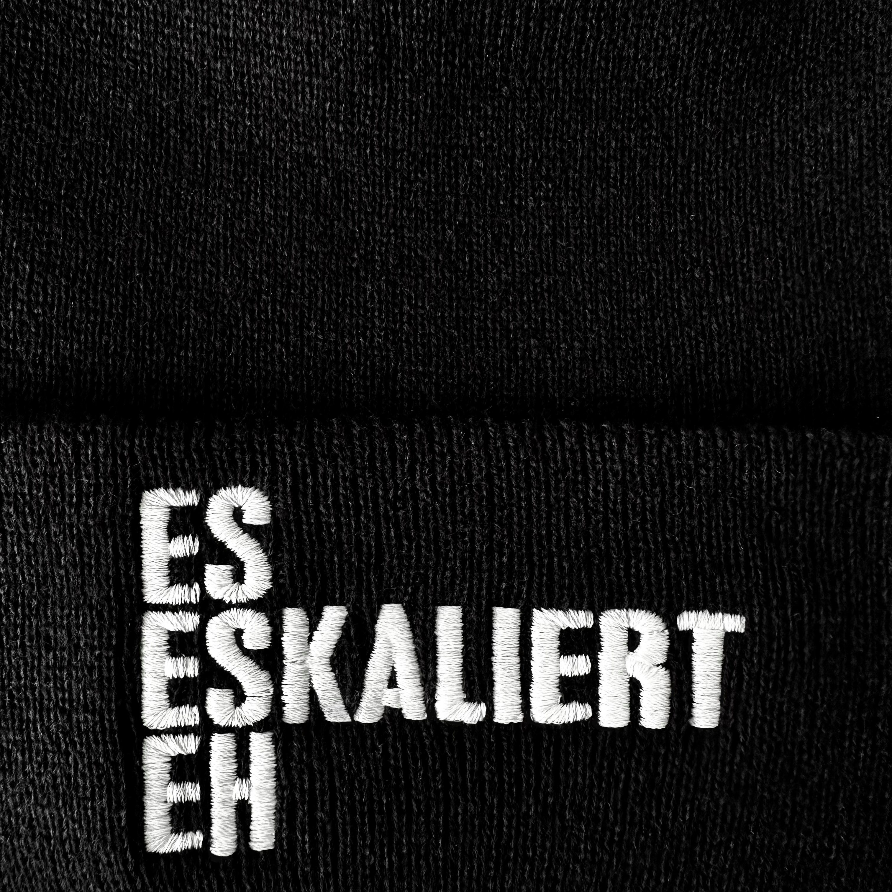 Schnoschi Strickmütze Wintermütze Es eskaliert eh (Strickmütze) bestickt Spruch Streetwear mit breitem Umschlag