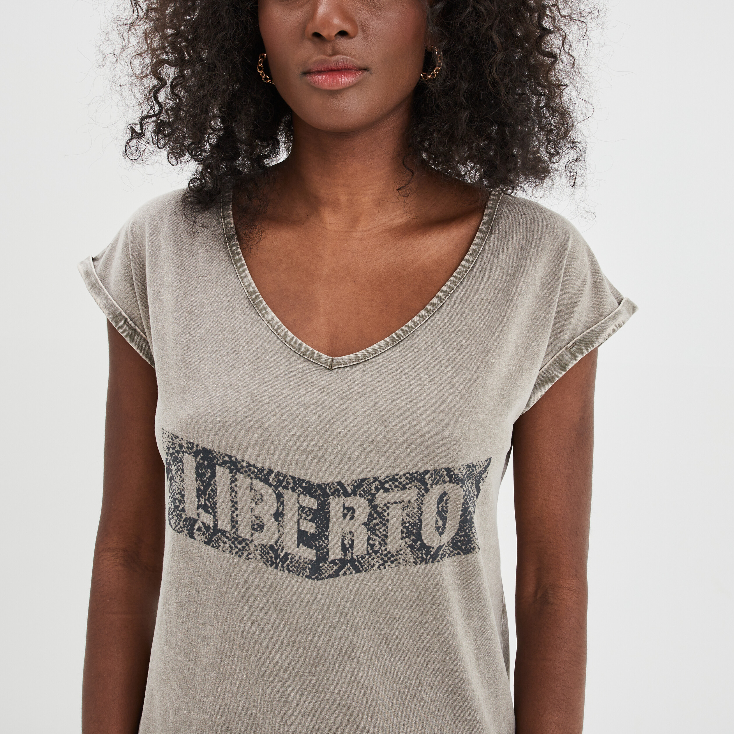 T-shirt oversize col en V Liberto vert kaki femme | La Halle