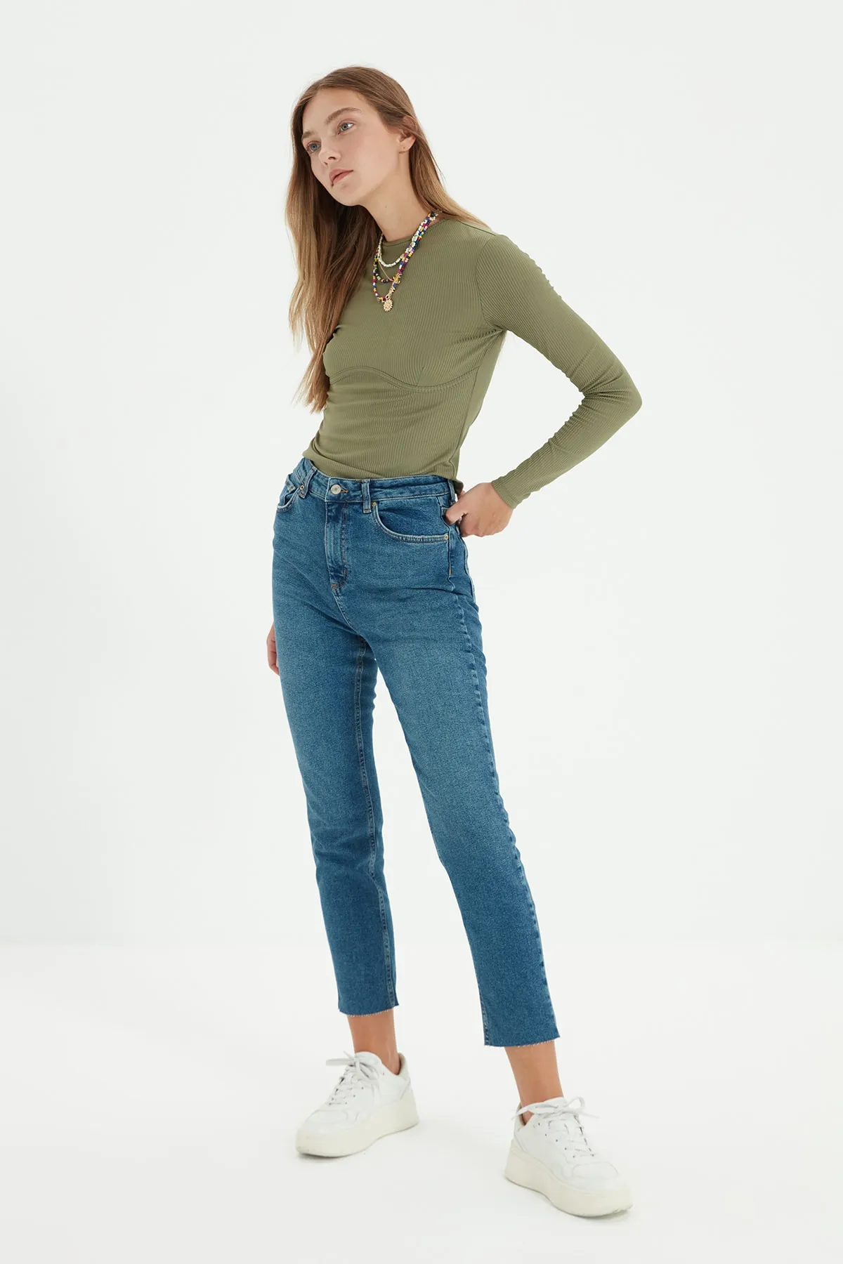 Trendyol Collection  Blaue Slim Fit-Jeans mit Cut-Out und hoher Taille TWOSS21JE0014