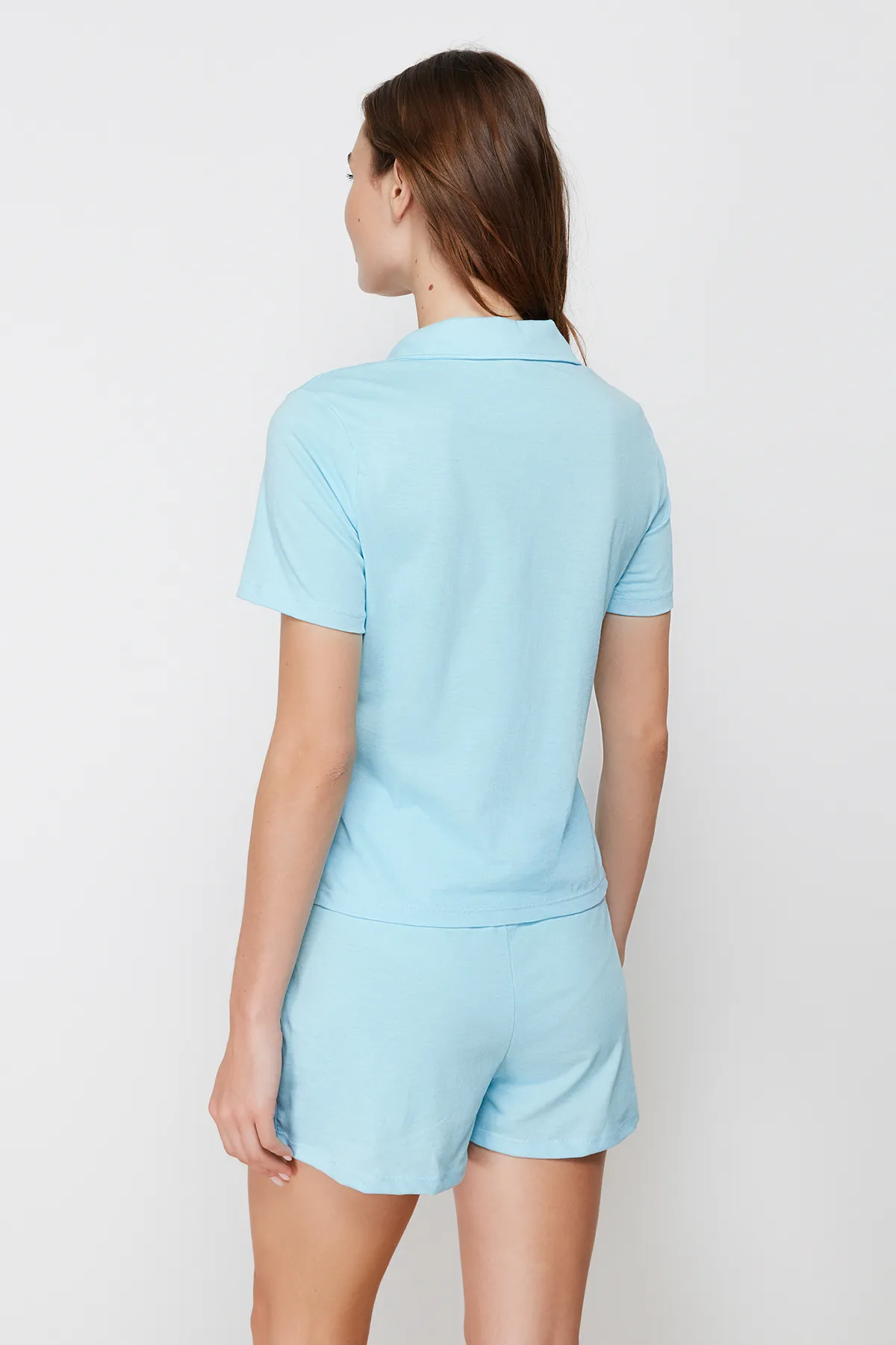 Trendyol Collection  Blaues Pyjama-Set aus Hemd und Shorts aus 100 % Baumwolle mit Teddybär-Stickerei THMSS23PT00012