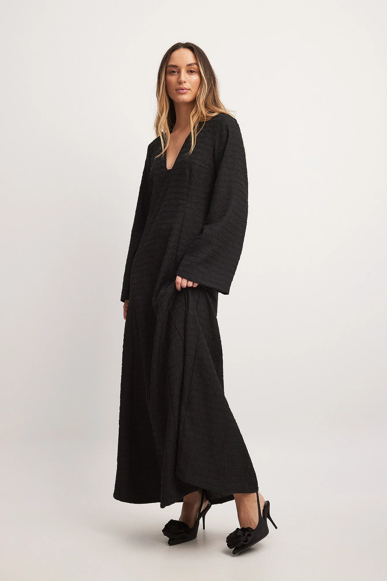 Strukturiertes langärmeliges Maxikleid mit tiefem Ausschnitt