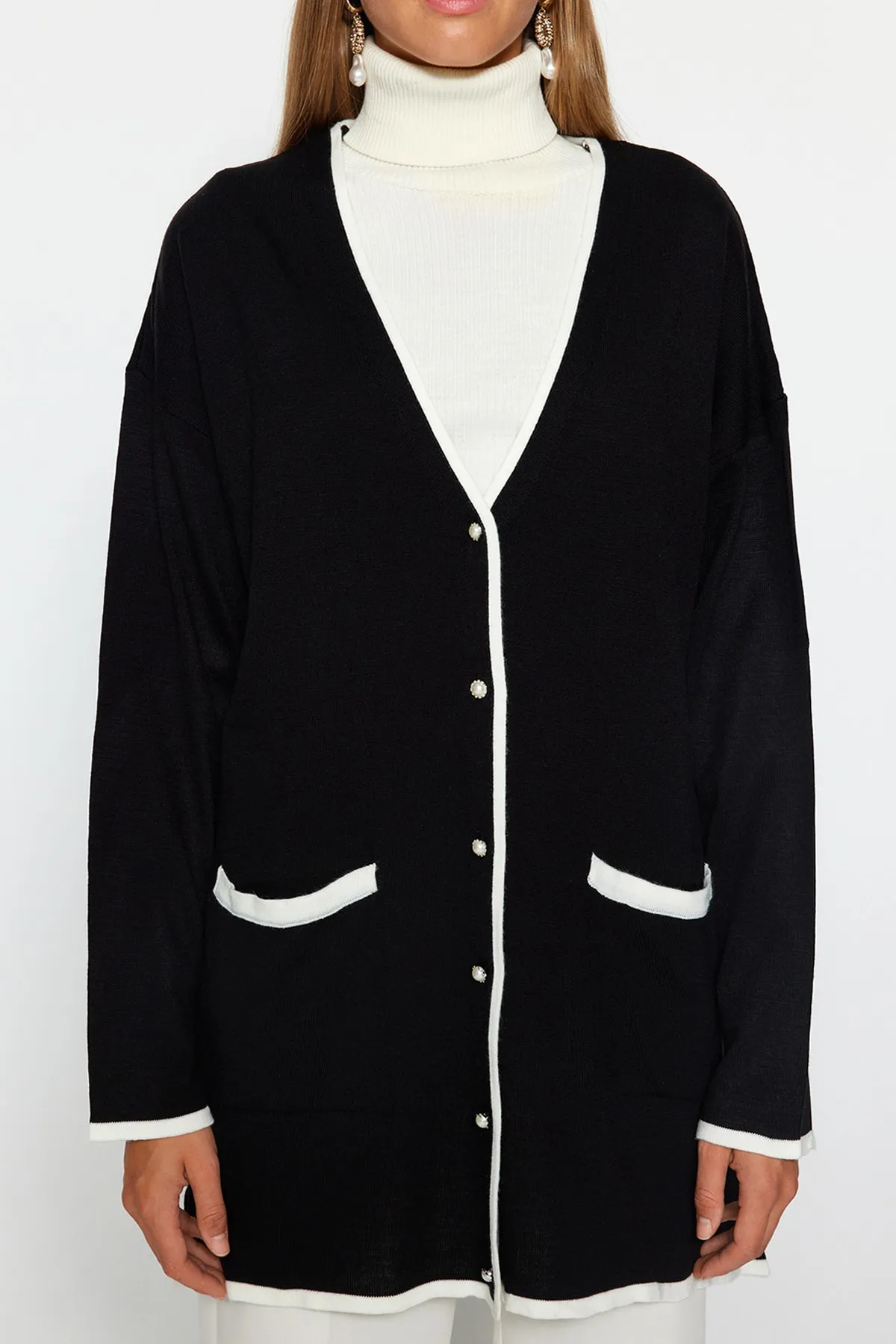 Trendyol Modest  Schwarzer Strickcardigan mit Perlenknöpfen und Farbblockdesign TCTAW24TH00066