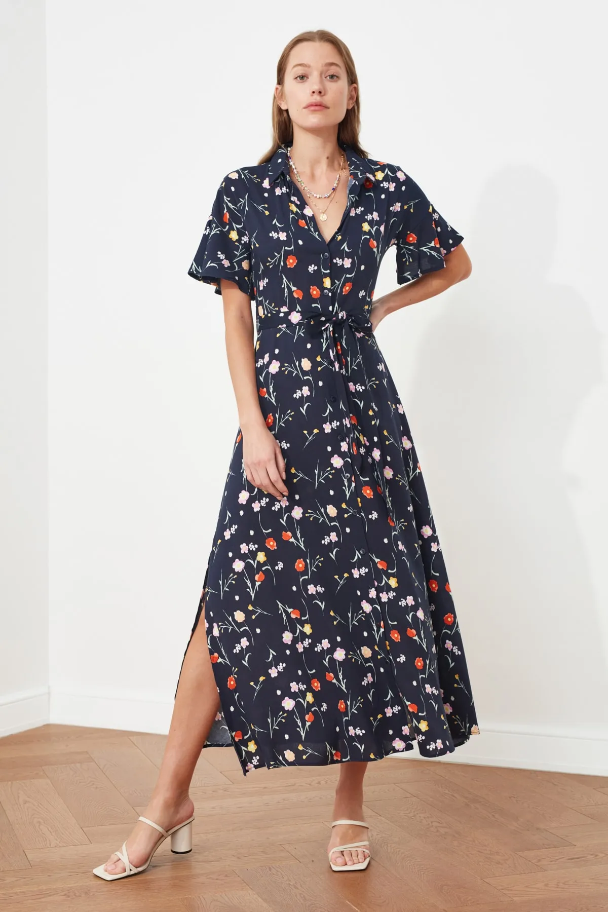 Trendyol Collection  Marineblaues, gewebtes Midi-Hemdkleid mit Schlitz und Blumendruck und Gürtel TWOSS20EL2822