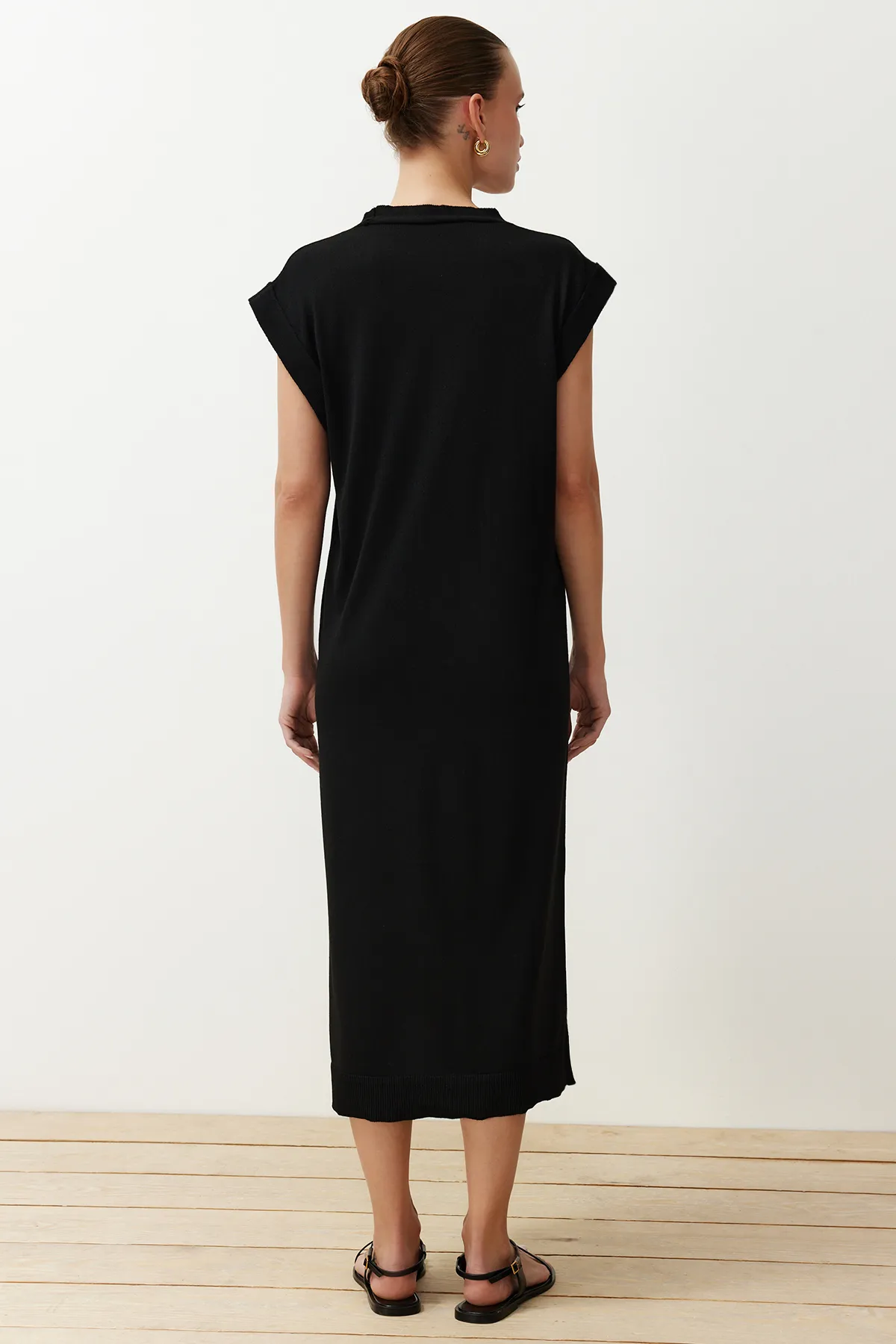 Trendyol Collection  Schwarzes Midi-Strickkleid TWOSS24EL00826