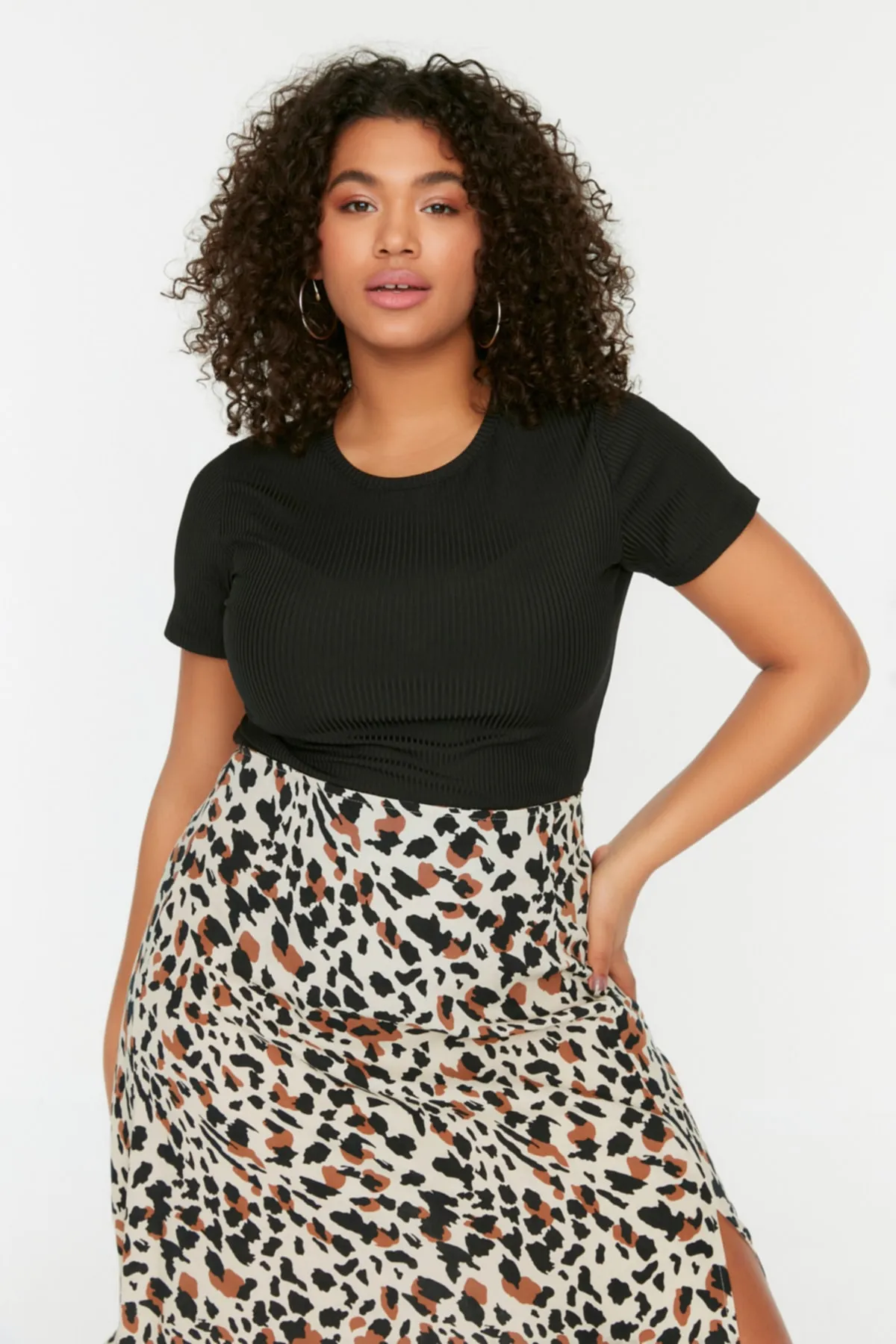 Trendyol Curve  Schwarzes, kurz geschnittenes Strick-T-Shirt mit Rundhalsausschnitt TBSSS22TS2107