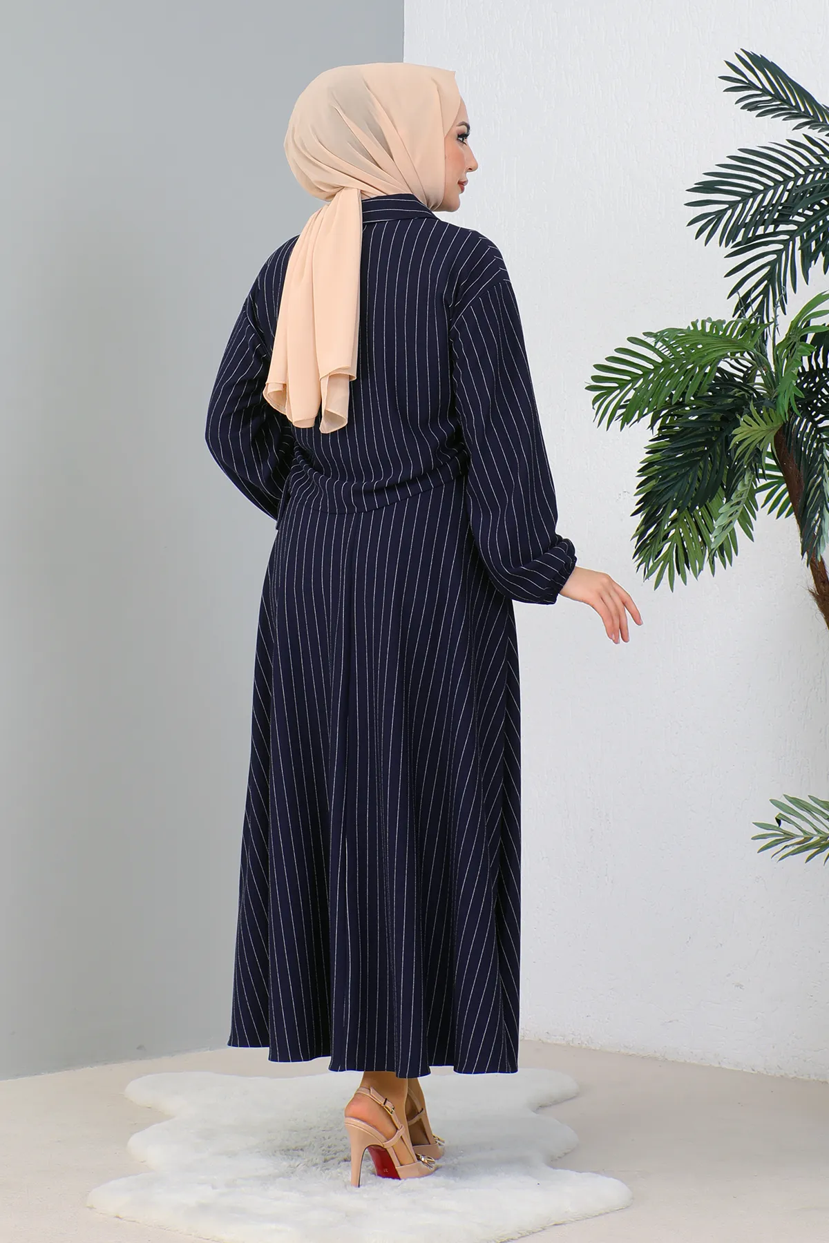 MODAQU  Marineblaues Set aus Hemd und Rock mit seitlichen Raffungen