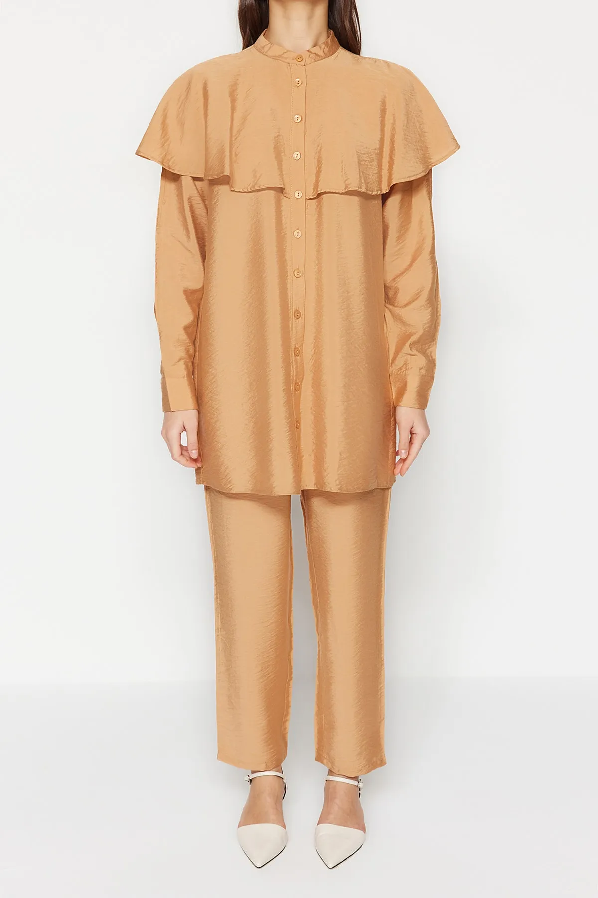 Trendyol Modest  Kamelfarbenes, gewebtes Hemd-Hosen-Set mit Schwungrad-Details TCTSS23US00091