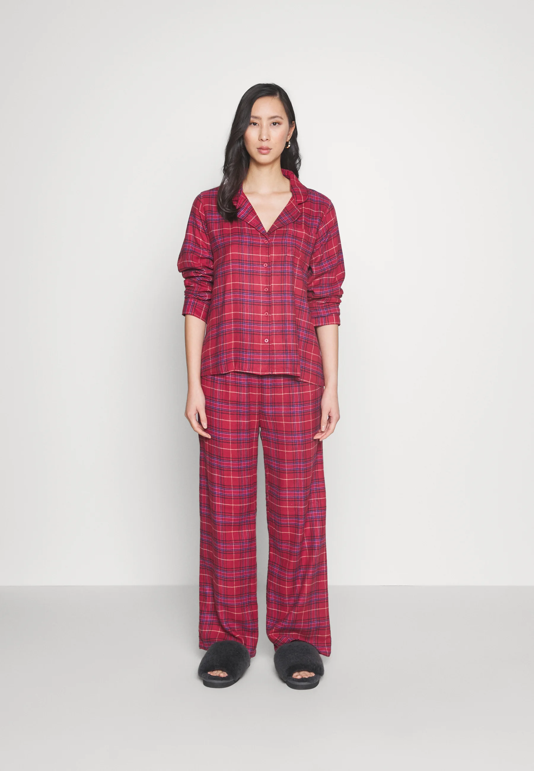 Pijama de algodón con camisa y pantalón ancho.