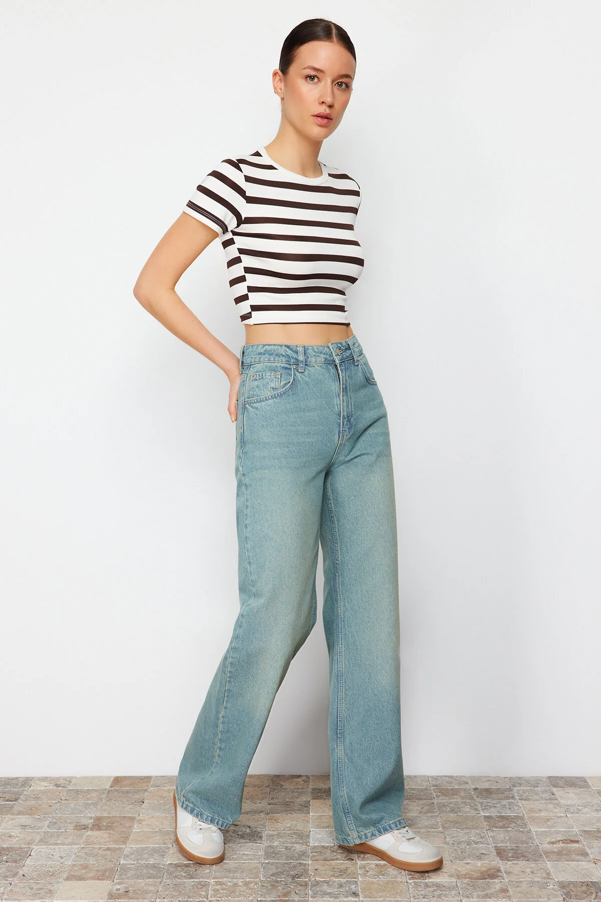 Trendyol Collection  Jeans mit hoher Taille und weitem Bein in blassblauem Vintage-Effekt TWOSS23JE00166