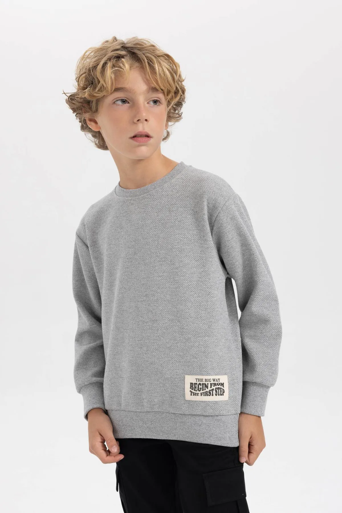 DeFacto  Jungen-Sweatshirt mit normaler Passform und Rundhalsausschnitt